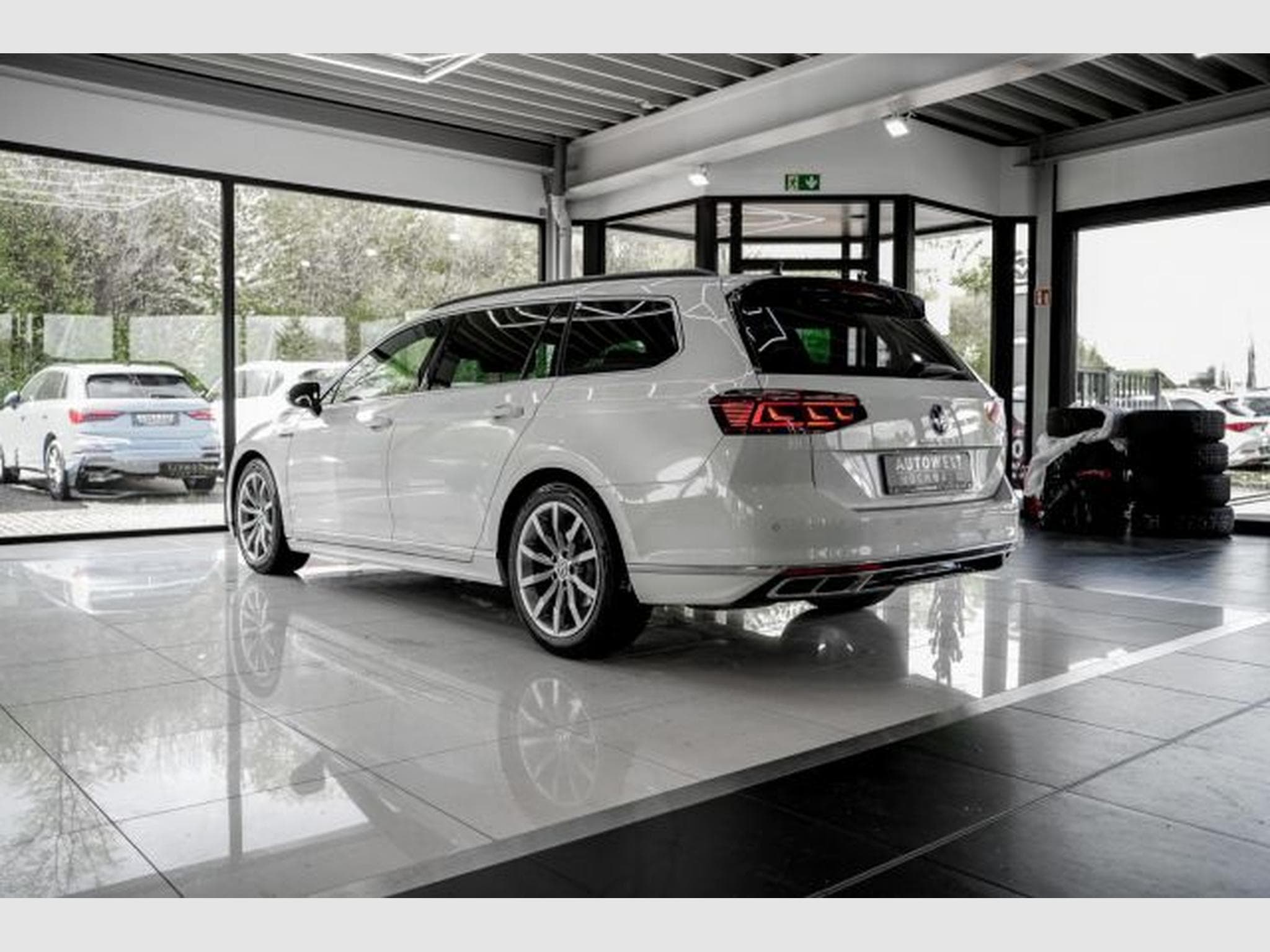 VW Passat Passat Variant 2.0 TDI DSG 3xR-Line LED AHK PANO (2023) - Foto 11