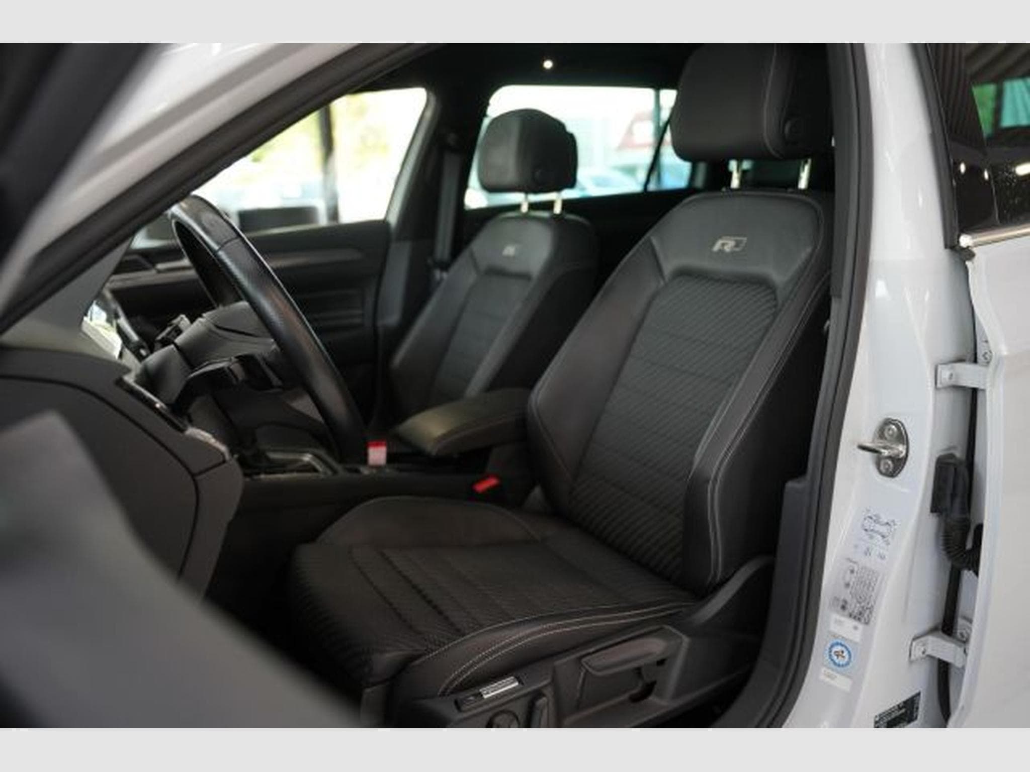 VW Passat Passat Variant 2.0 TDI DSG 3xR-Line LED AHK PANO (2023) - Foto 13