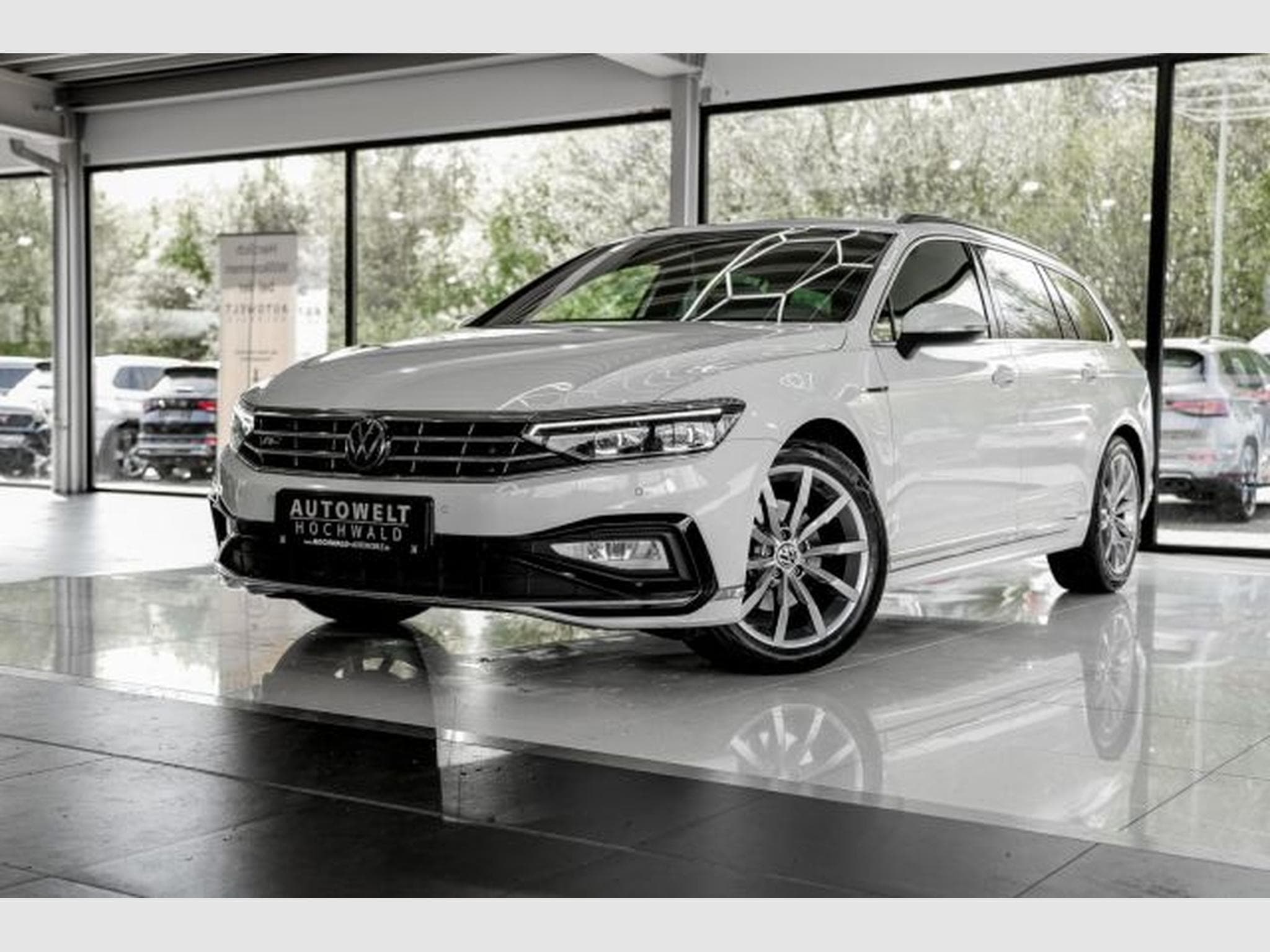 VW Passat Passat Variant 2.0 TDI DSG 3xR-Line LED AHK PANO (2023) - Foto 2