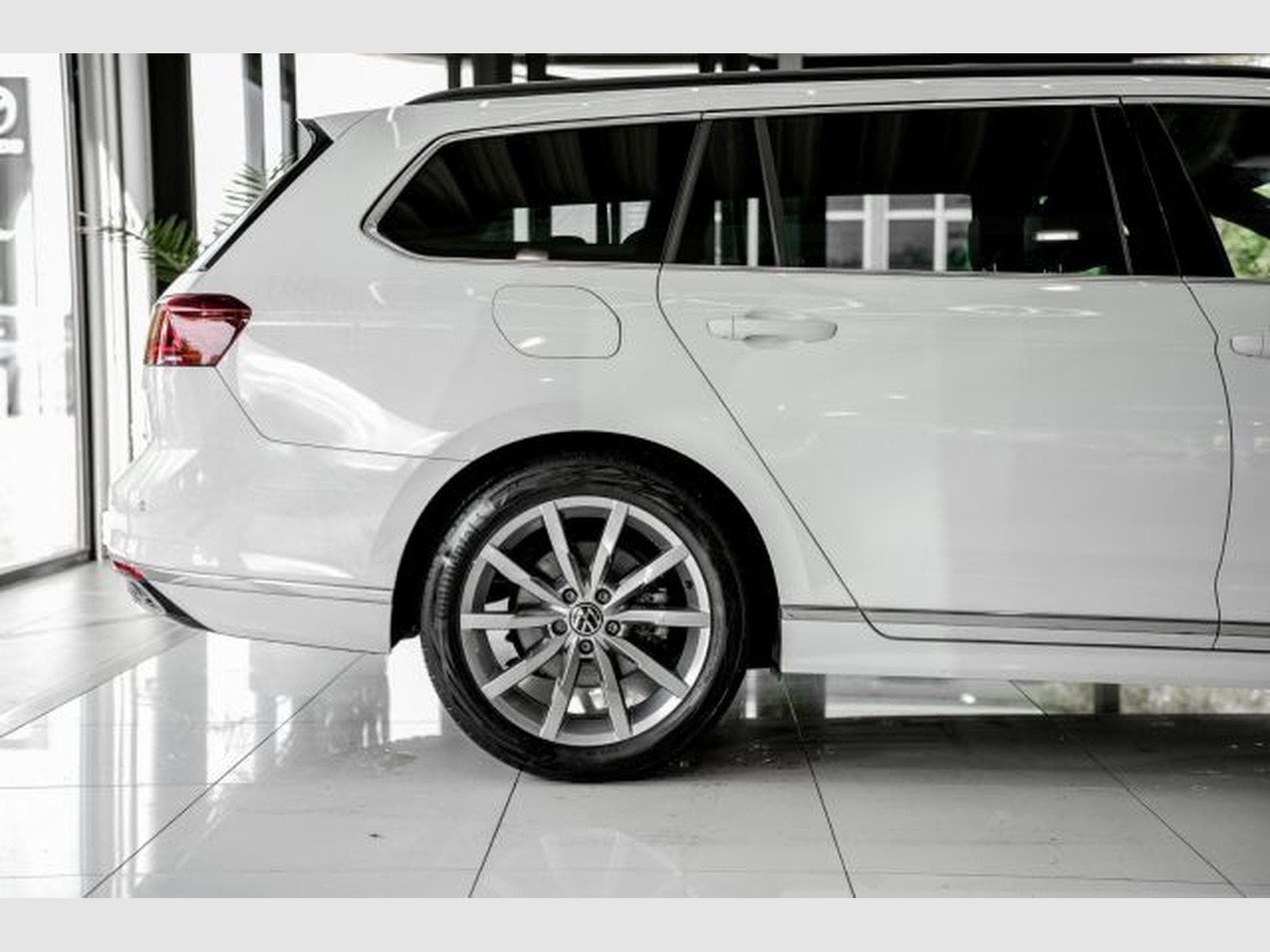 VW Passat Passat Variant 2.0 TDI DSG 3xR-Line LED AHK PANO (2023) - Foto 5