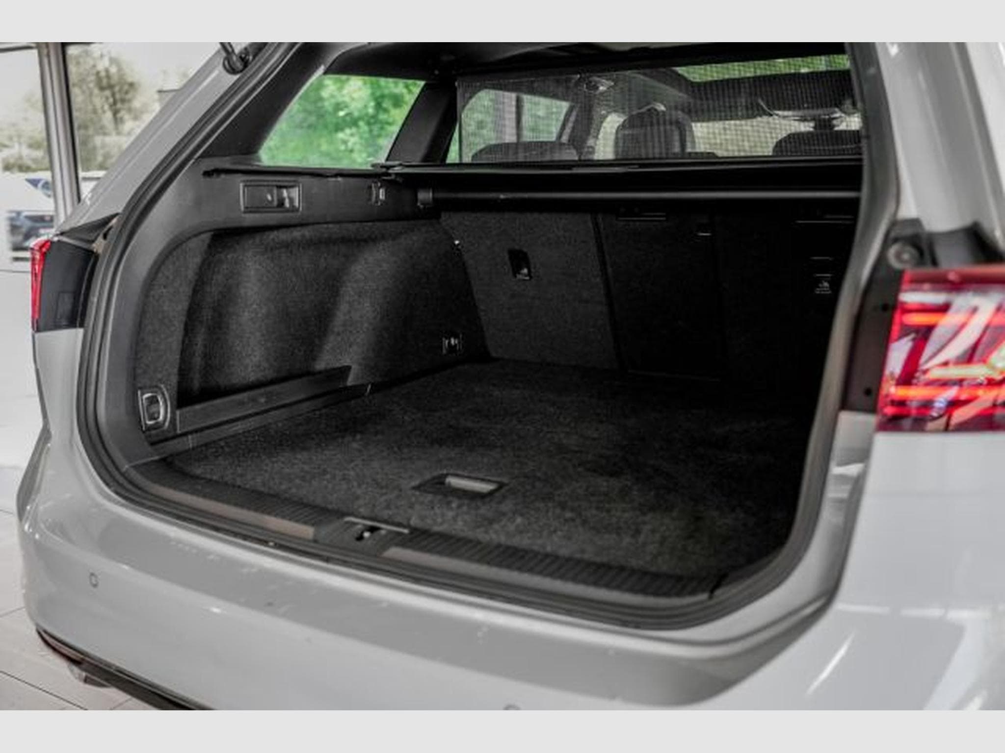 VW Passat Passat Variant 2.0 TDI DSG 3xR-Line LED AHK PANO (2023) - Foto 9