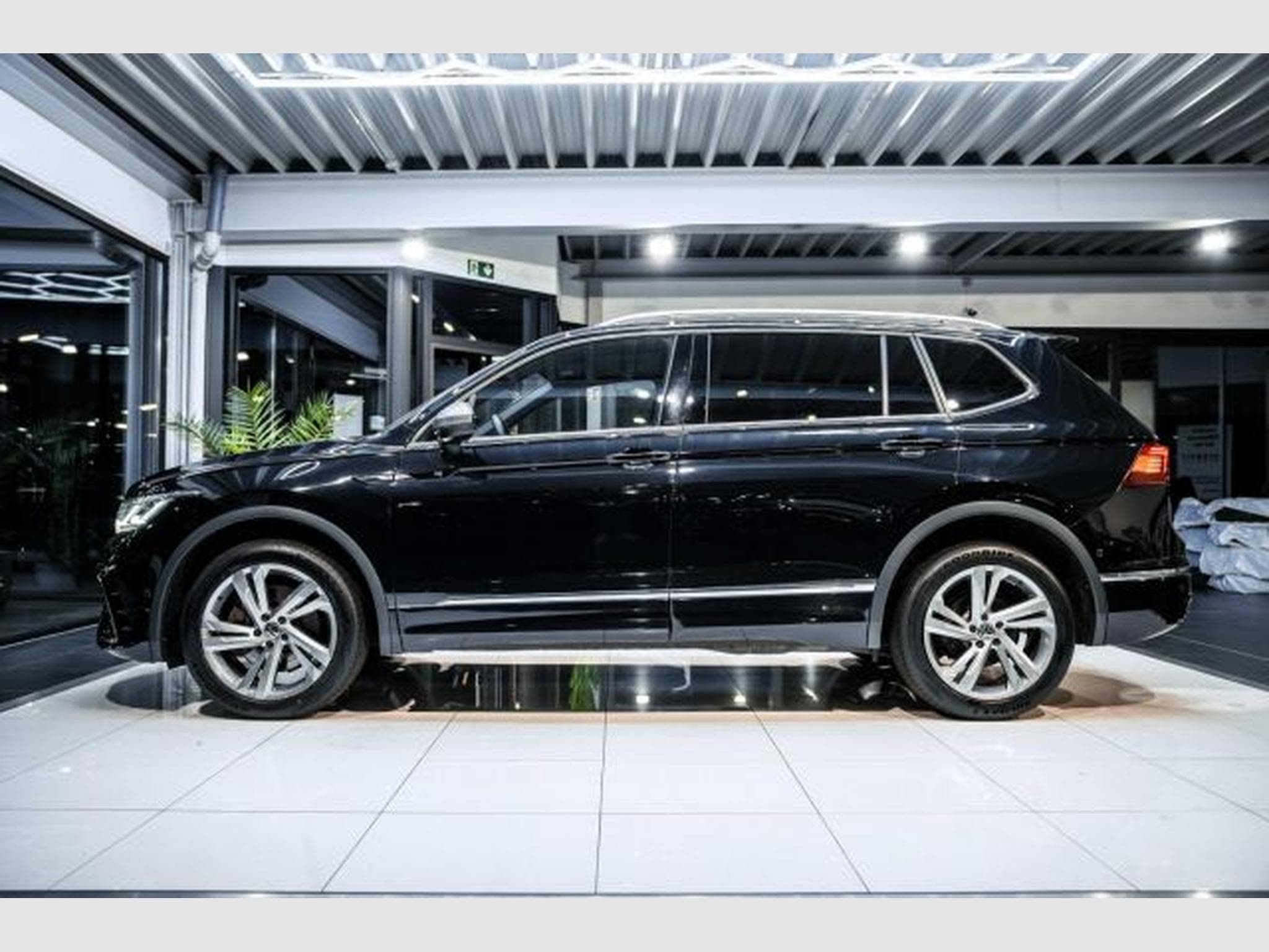 VW Tiguan Tiguan Allspace 2.0 TDI DSG R-Line 4M 7Si. AHK (2022) - Foto 11