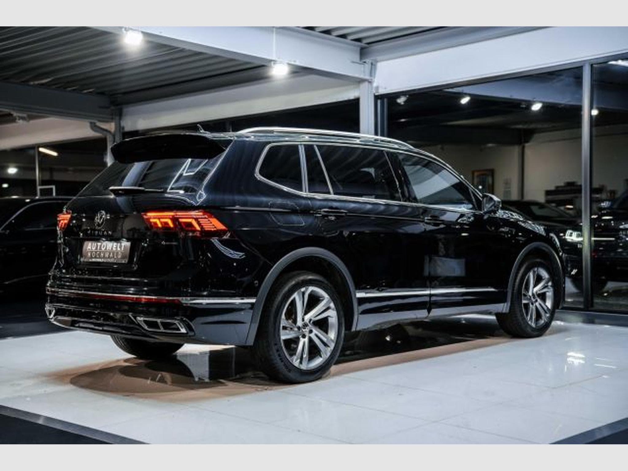 VW Tiguan Tiguan Allspace 2.0 TDI DSG R-Line 4M 7Si. AHK (2022) - Foto 12