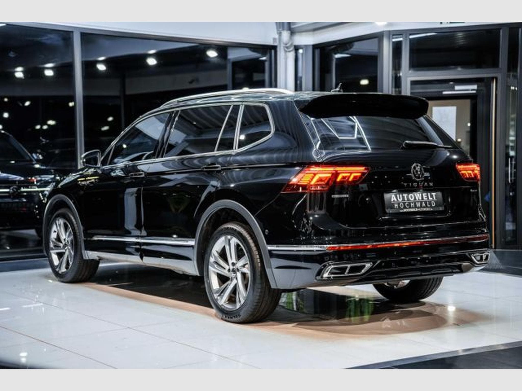 VW Tiguan Tiguan Allspace 2.0 TDI DSG R-Line 4M 7Si. AHK (2022) - Foto 15