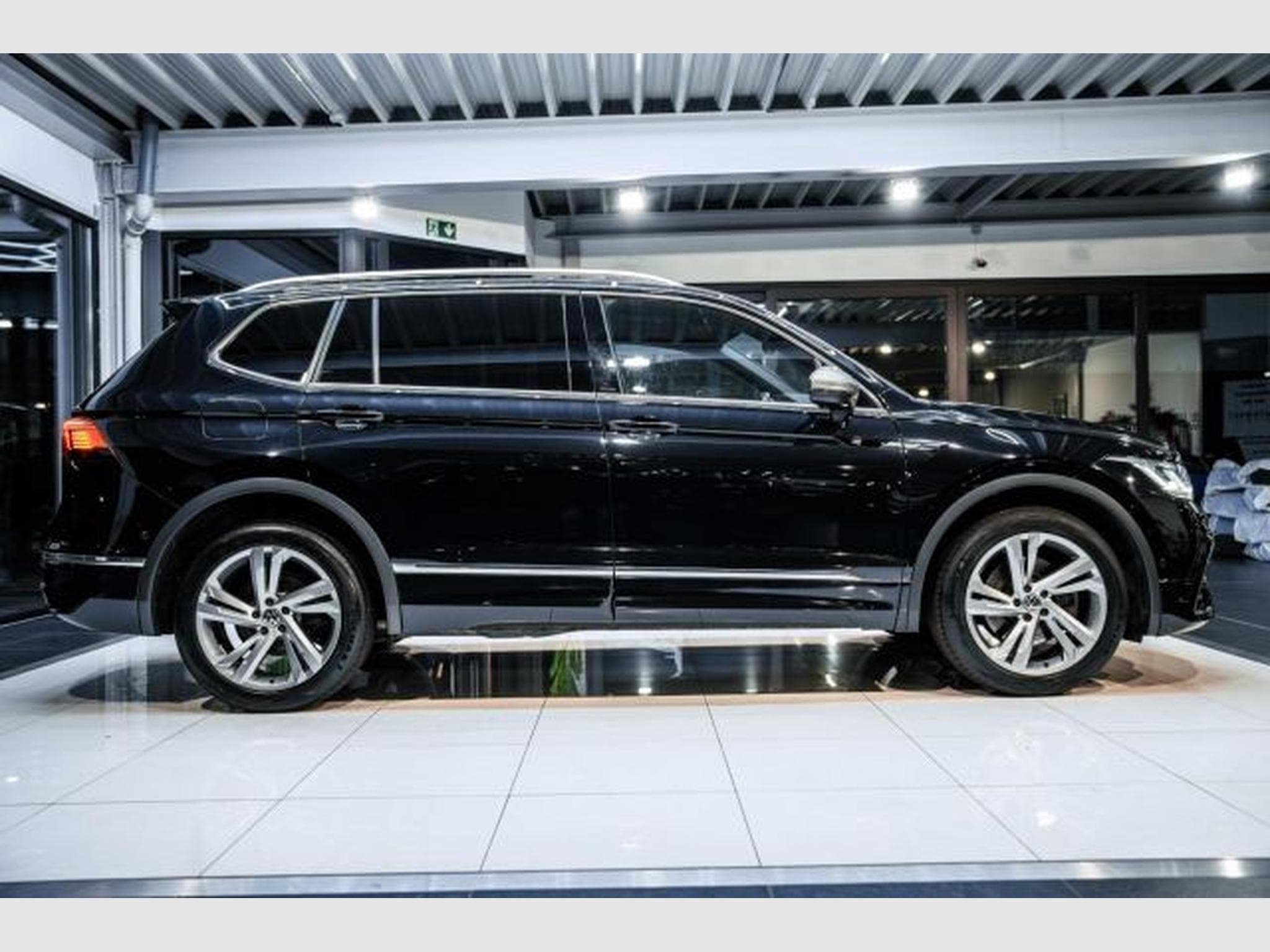 VW Tiguan Tiguan Allspace 2.0 TDI DSG R-Line 4M 7Si. AHK (2022) - Foto 7