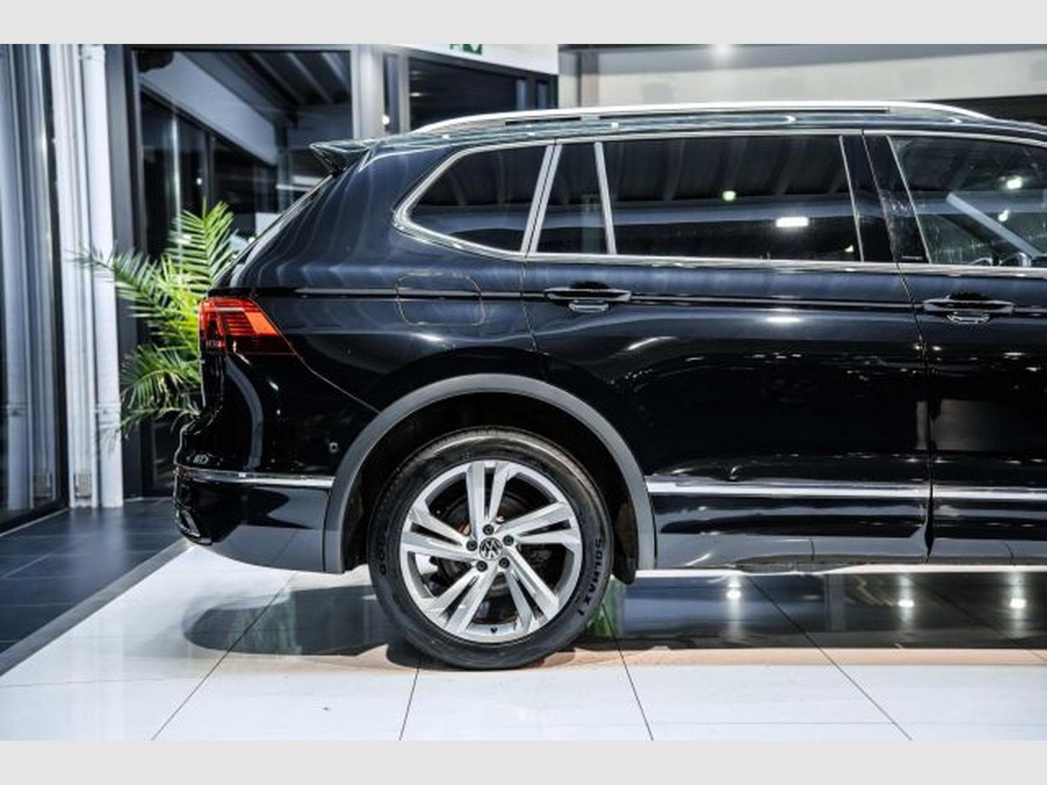 VW Tiguan Tiguan Allspace 2.0 TDI DSG R-Line 4M 7Si. AHK (2022) - Foto 8