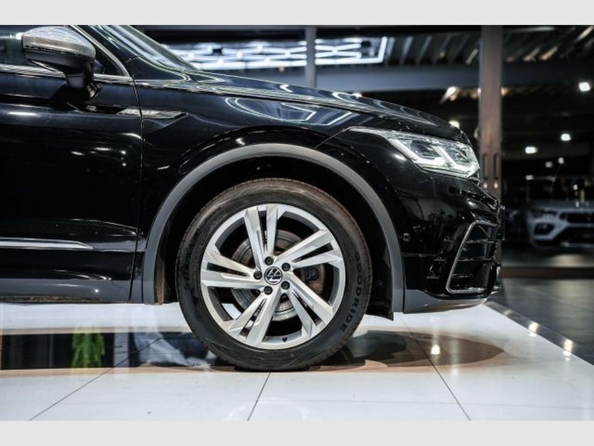 VW Tiguan Tiguan Allspace 2.0 TDI DSG R-Line 4M 7Si. AHK (2022) - Foto 9