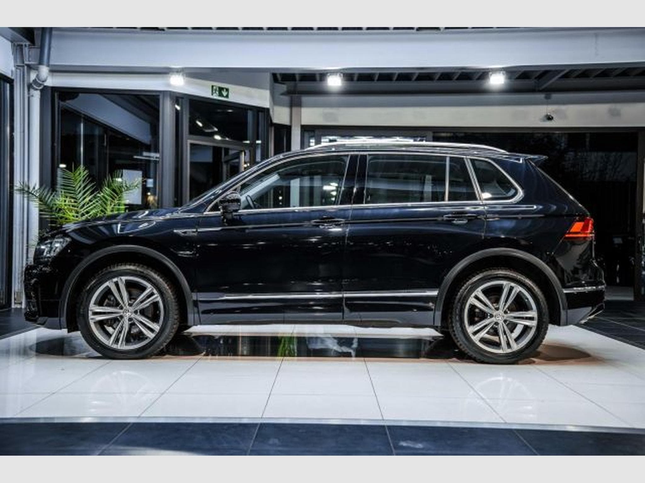 VW Tiguan Tiguan 2.0 TDI DSG Highl. R-Line 4M NAVI AHK 360 (2020) - Foto 11