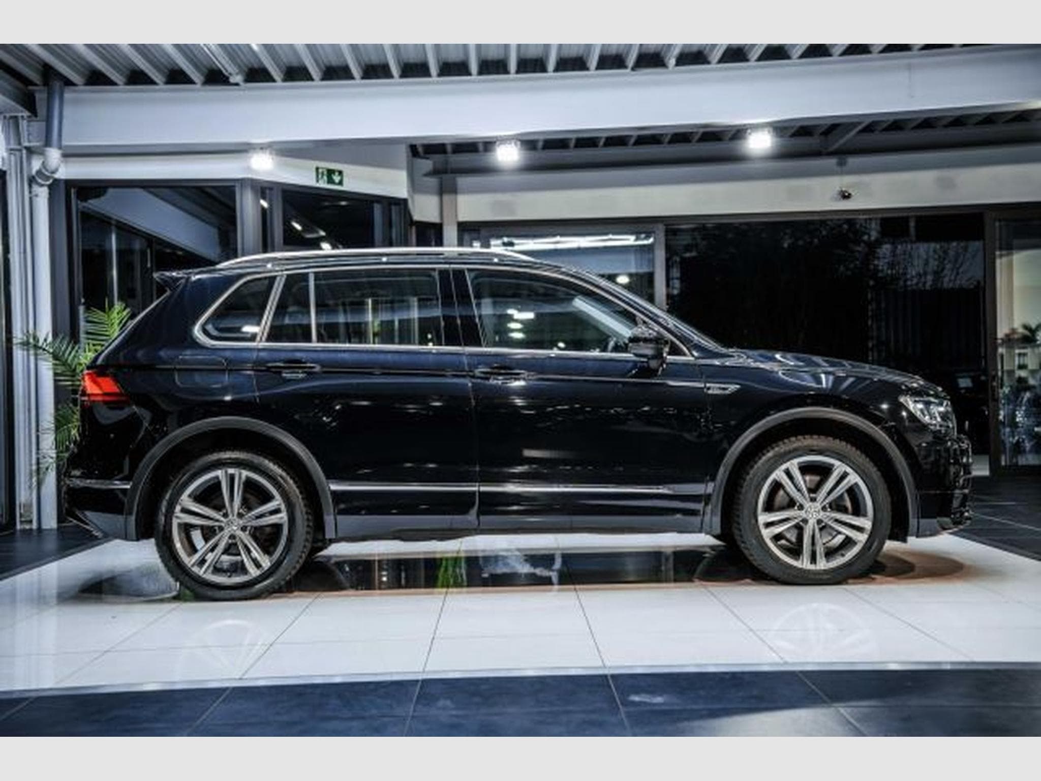 VW Tiguan Tiguan 2.0 TDI DSG Highl. R-Line 4M NAVI AHK 360 (2020) - Foto 7