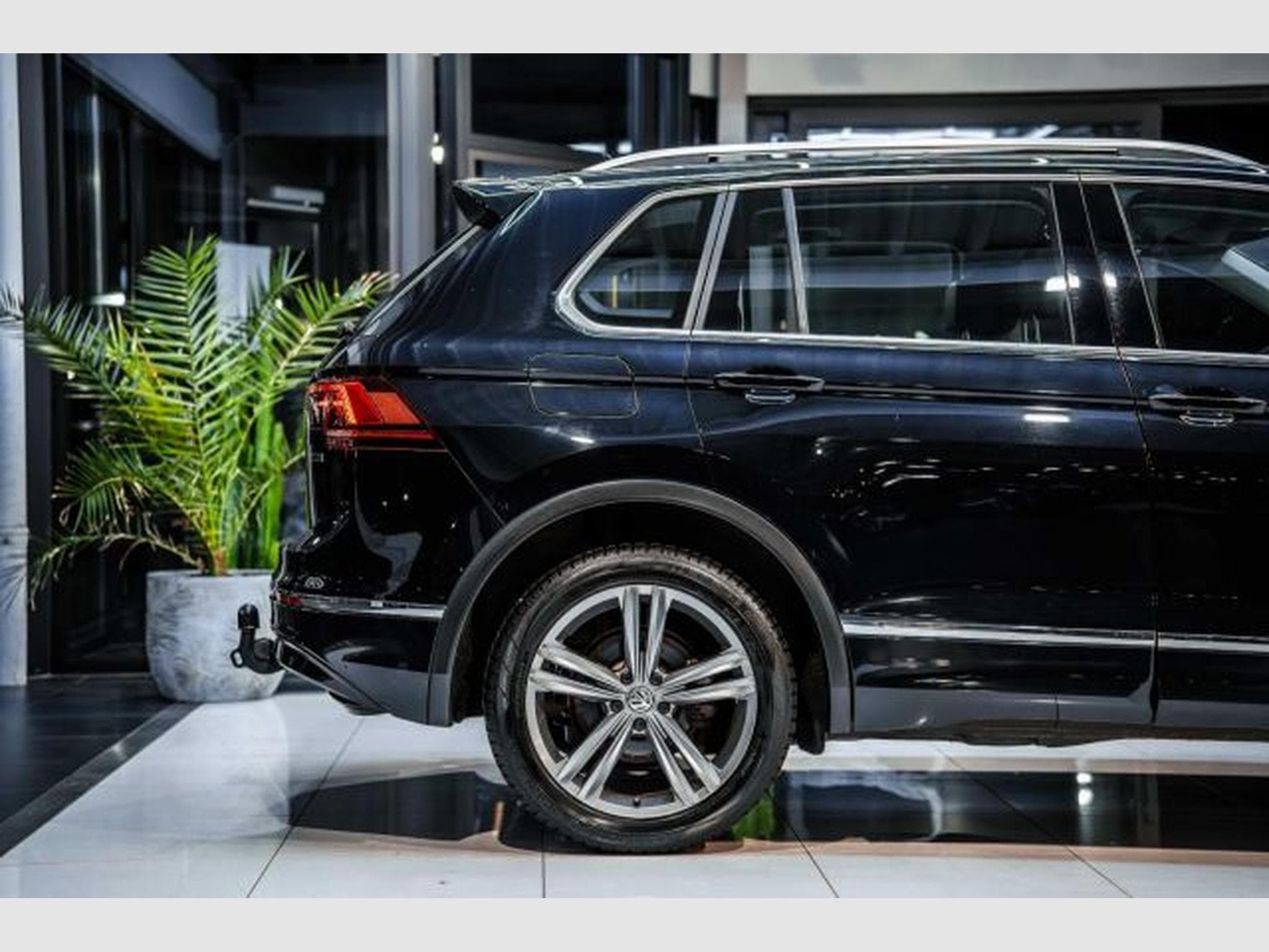 VW Tiguan Tiguan 2.0 TDI DSG Highl. R-Line 4M NAVI AHK 360 (2020) - Foto 8