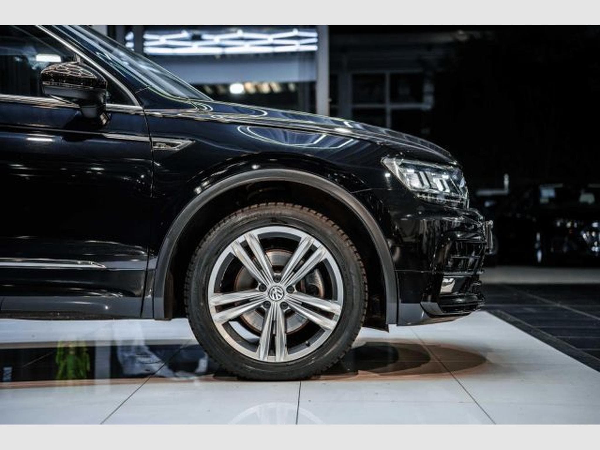 VW Tiguan Tiguan 2.0 TDI DSG Highl. R-Line 4M NAVI AHK 360 (2020) - Foto 9