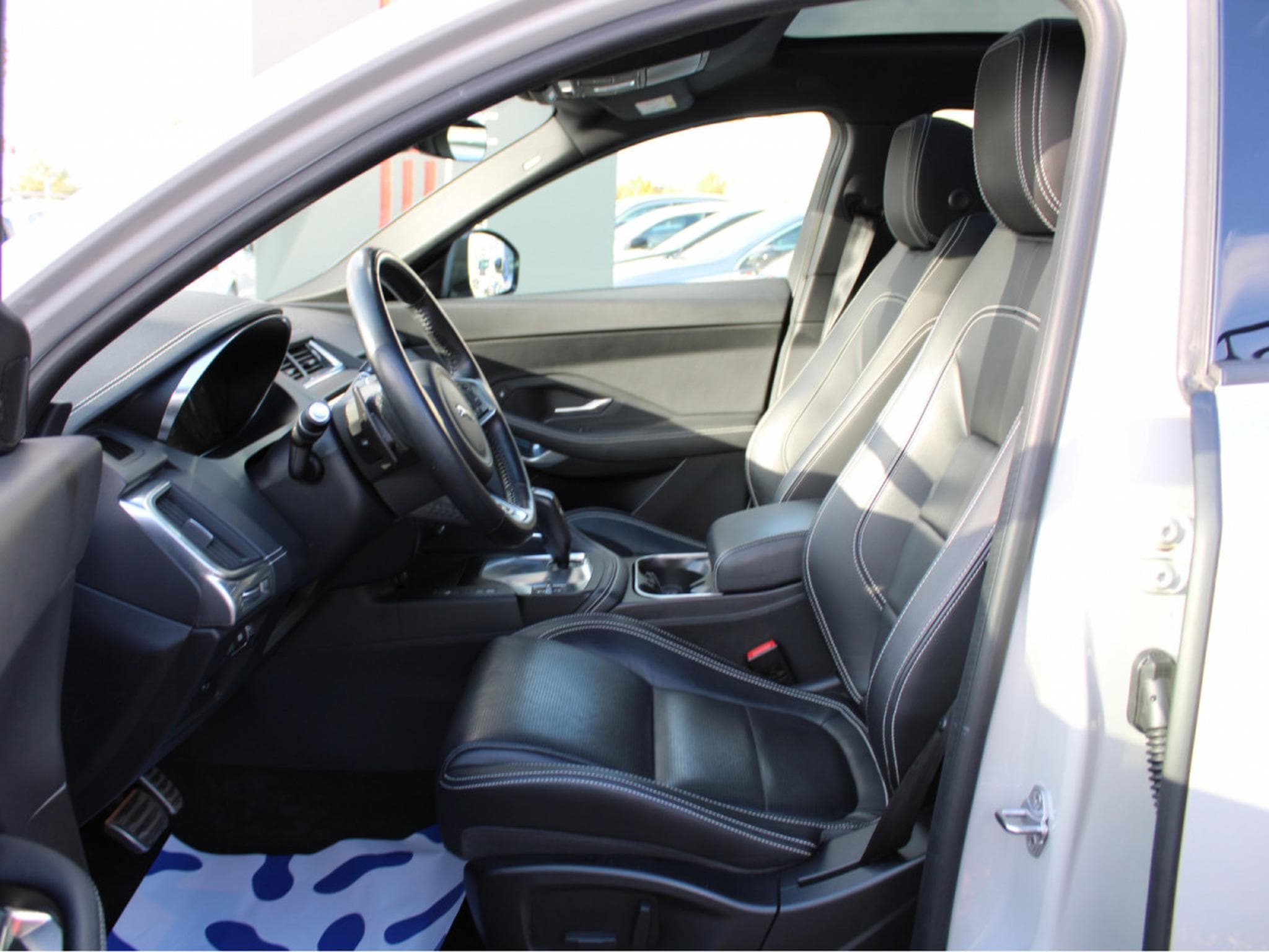 Jaguar E-Pace D 180 AWD R-DYNAMIC PANO CUIR NAVI (2020) - Foto 6