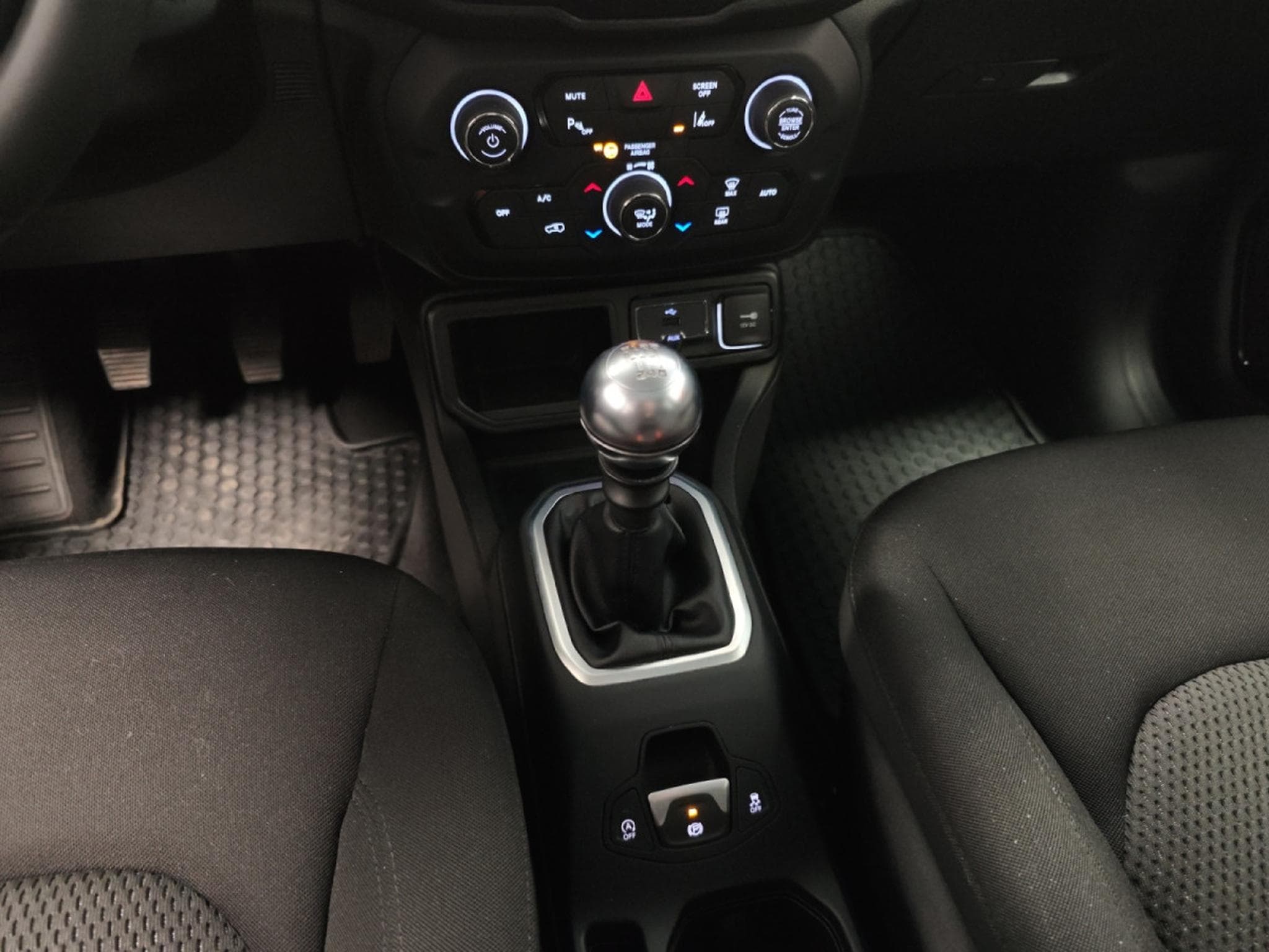 Jeep Renegade 1.0 T-GDI (2021) - Foto 19