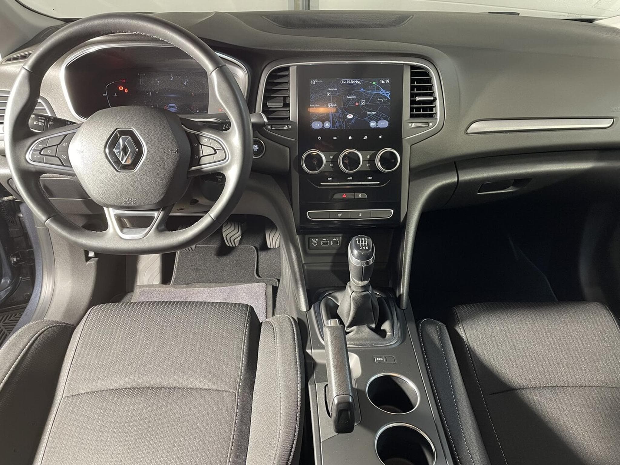 Renault Megane IV 1.5 BlueDCI 115 CORPORATE GPS CARPLAY (2020) - Photo 3