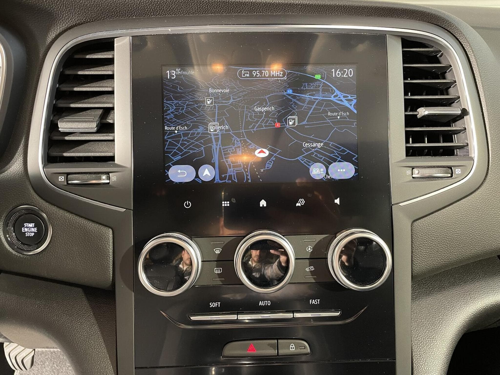 Renault Megane IV 1.5 BlueDCI 115 CORPORATE GPS CARPLAY (2020) - Photo 4