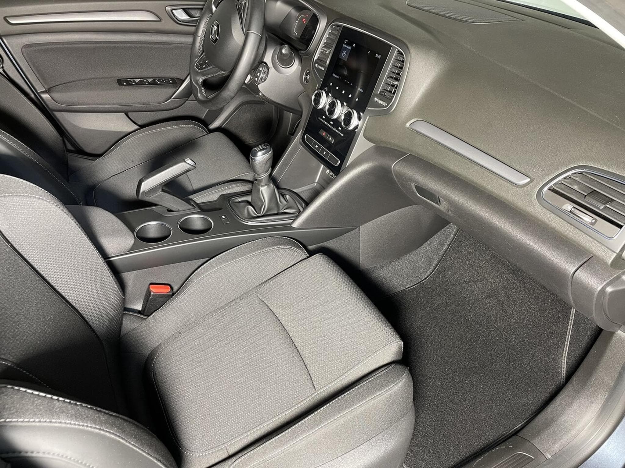 Renault Megane IV 1.5 BlueDCI 115 CORPORATE GPS CARPLAY (2020) - Photo 9