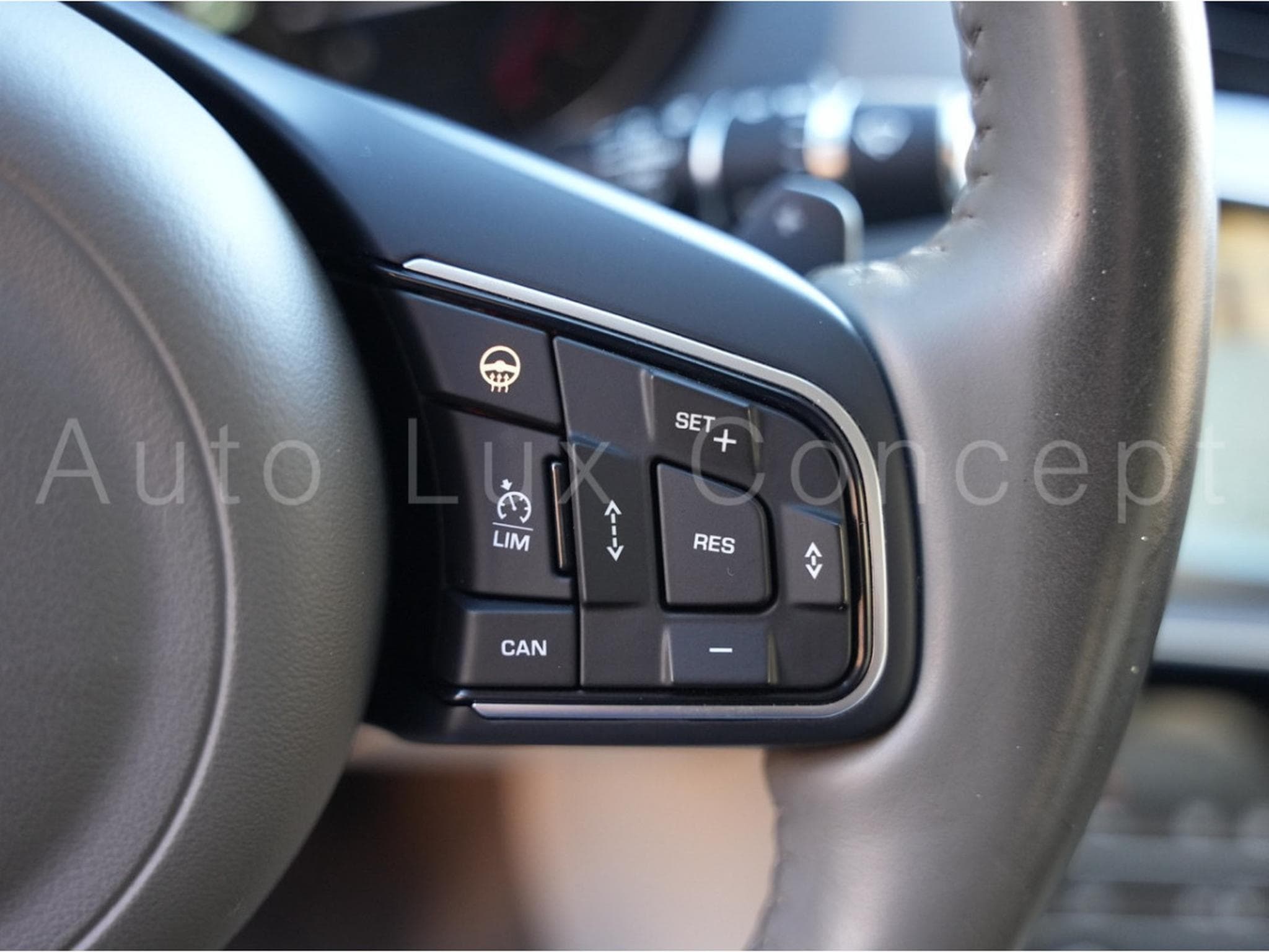 Jaguar XE Portfolio 20t (2016) - Photo 16