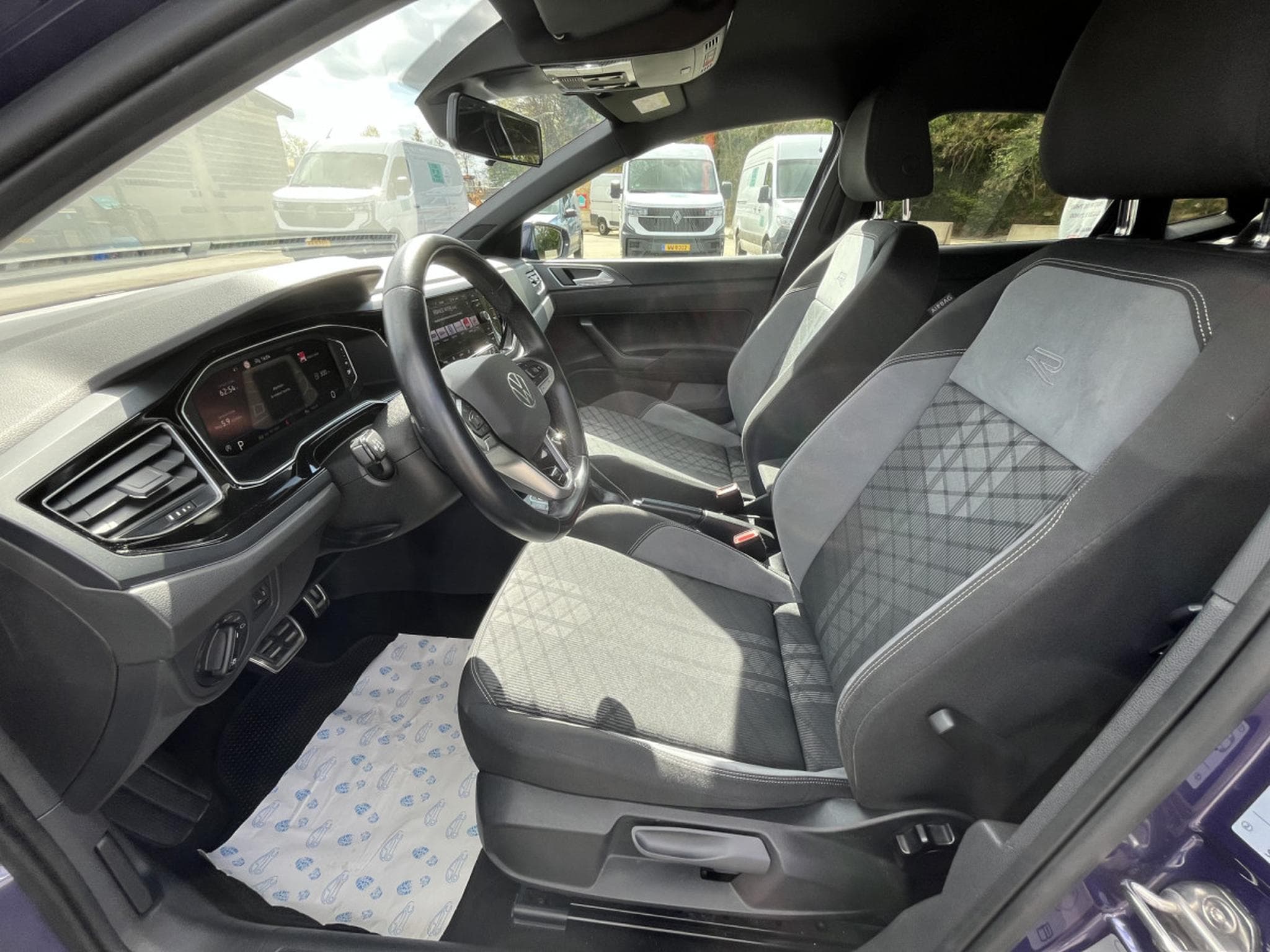 VW Polo R-Line 1.0 TSI DSG LED Digital Cockpit ACC Keyless (2022) - Photo 9