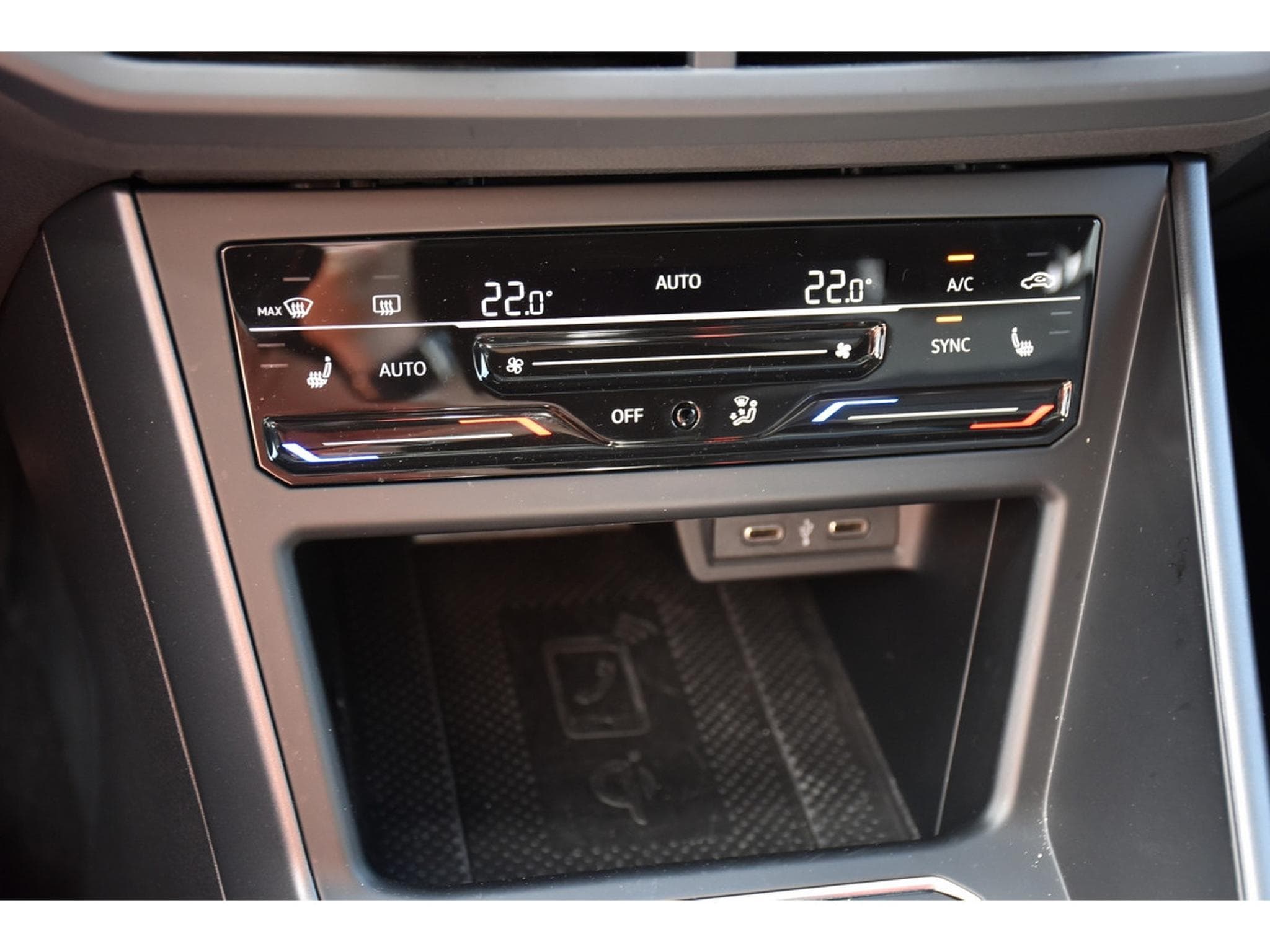 VW Taigo 1.5 TSI R-Line DSG ACC TRAVEL LANE SIDE TO ATT RMQ BEATS 1°M (2022) - Foto 16