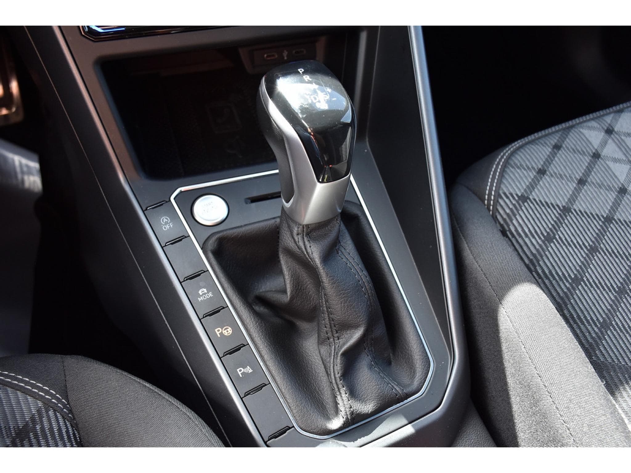 VW Taigo 1.5 TSI R-Line DSG ACC TRAVEL LANE SIDE TO ATT RMQ BEATS 1°M (2022) - Foto 17