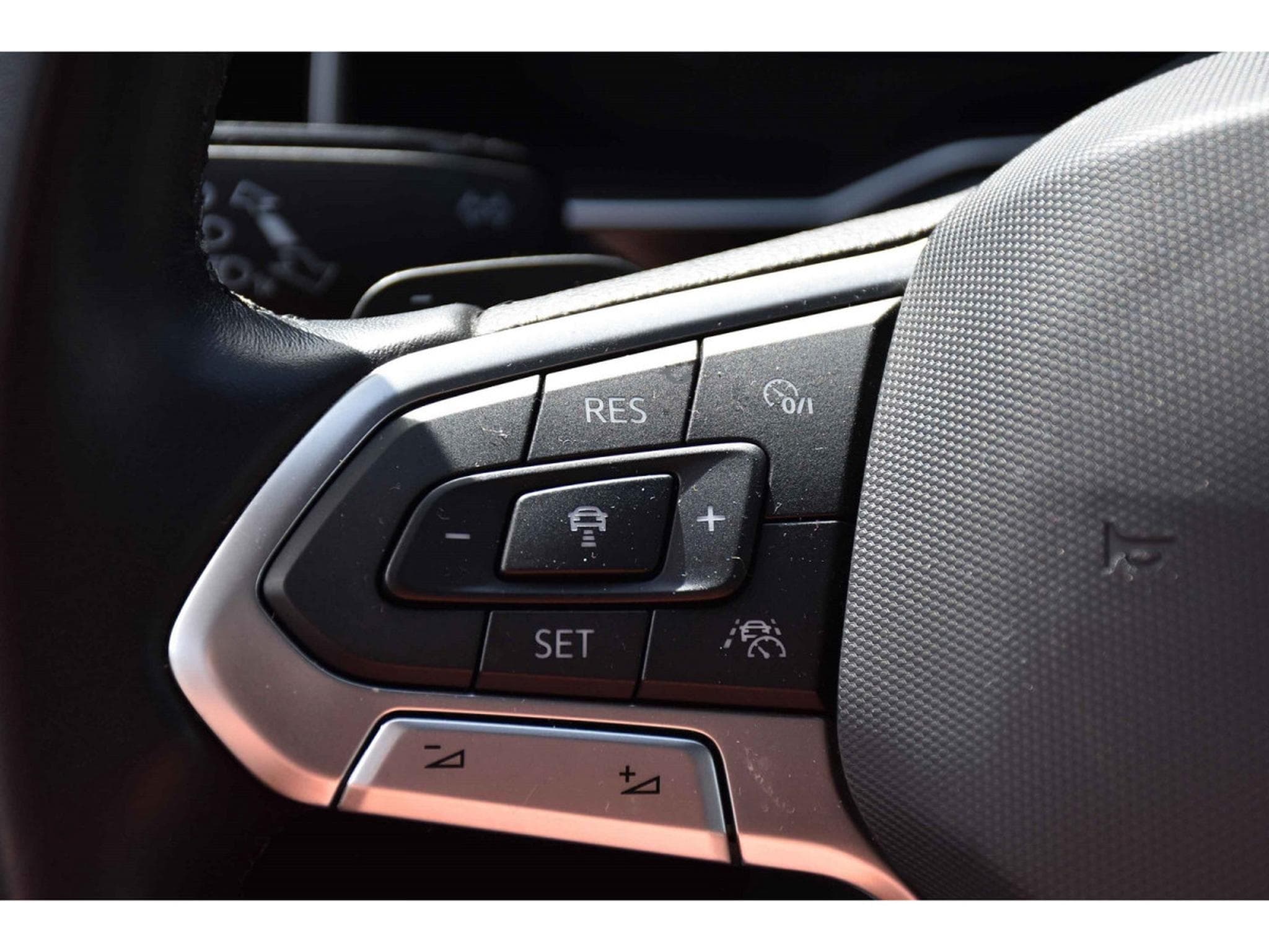 VW Taigo 1.5 TSI R-Line DSG ACC TRAVEL LANE SIDE TO ATT RMQ BEATS 1°M (2022) - Foto 18