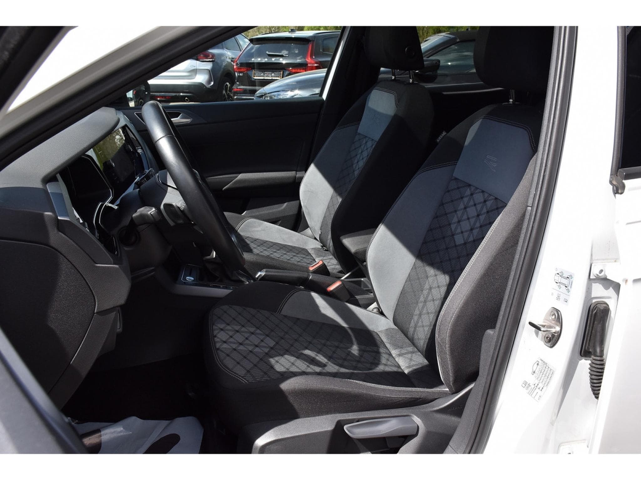 VW Taigo 1.5 TSI R-Line DSG ACC TRAVEL LANE SIDE TO ATT RMQ BEATS 1°M (2022) - Foto 6