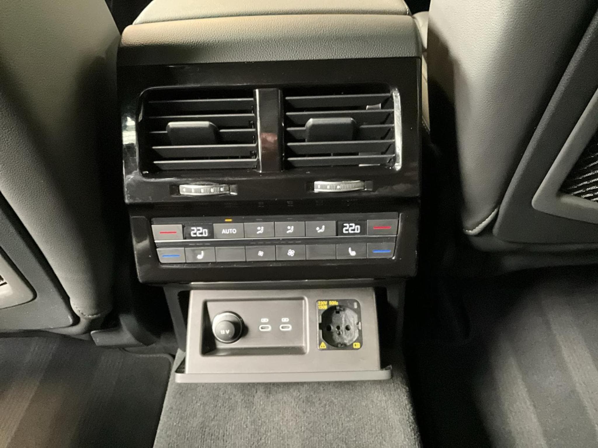 VW Touareg Elegance+V6+4M+Pano+AHK+Luft (2023) - Foto 21