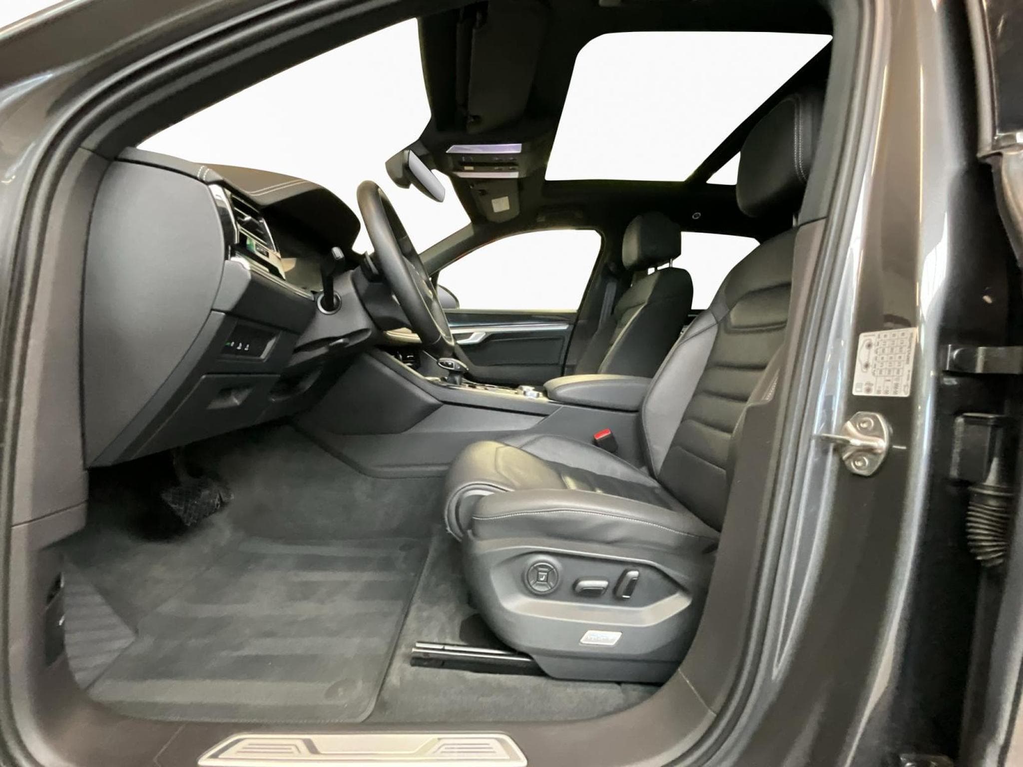 VW Touareg Elegance+V6+4M+Pano+AHK+Luft (2023) - Foto 9