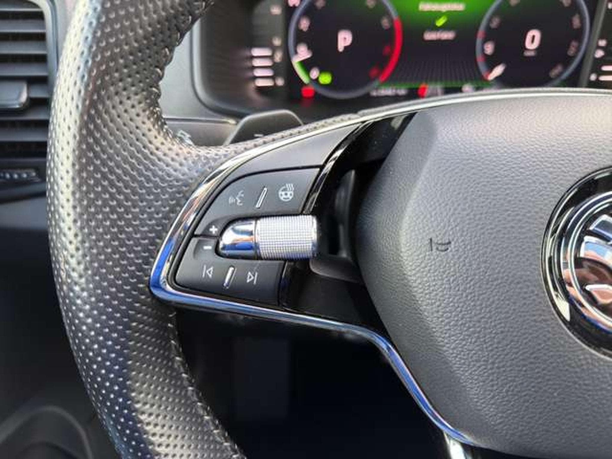 Skoda Karoq Sportline 4x4/AHK/NAVI/ACC/Kamera/DCC (2023) - Photo 25