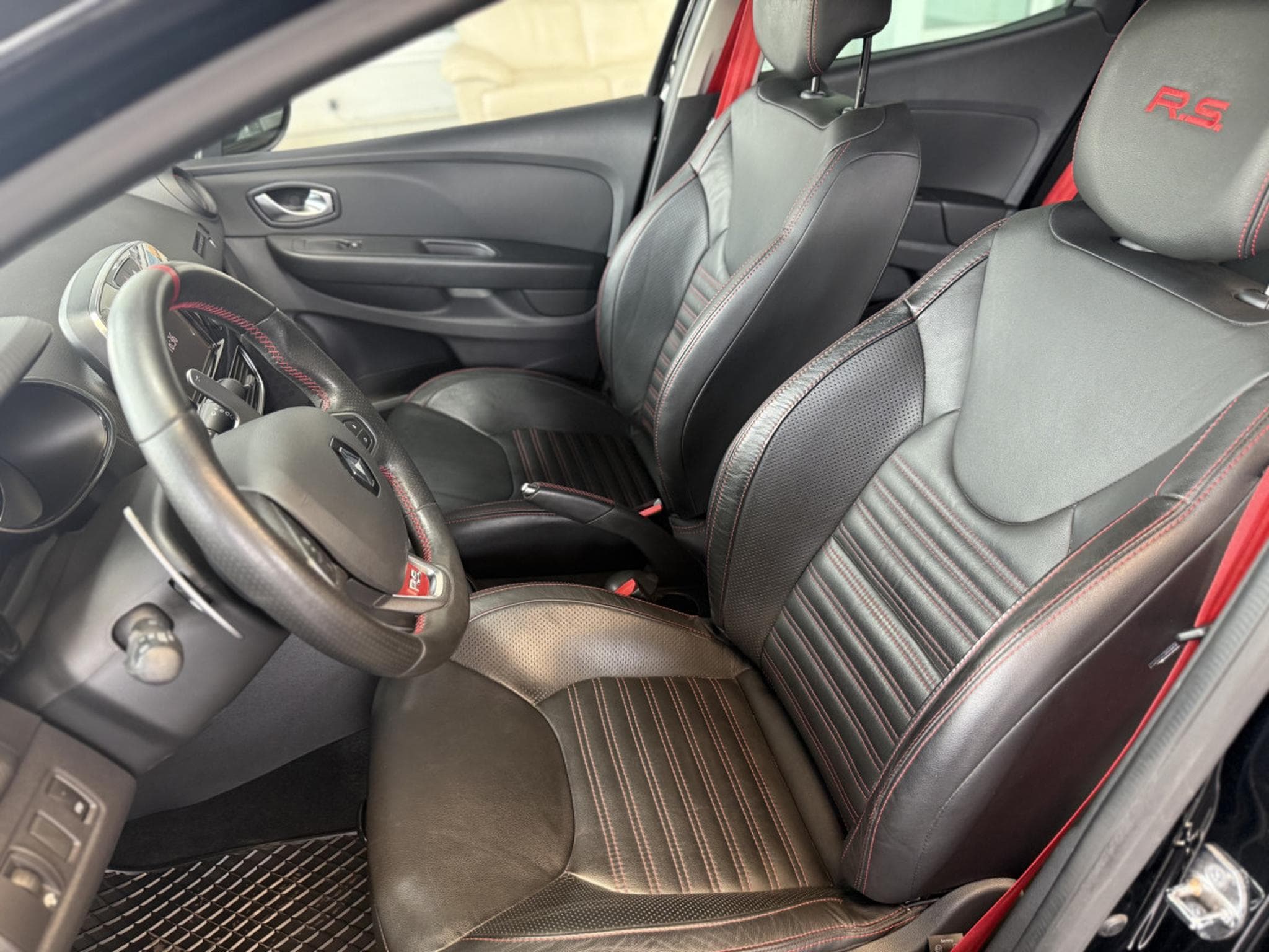 Renault Clio RS TCE 220 EDC TROPHY (2017) - Photo 7