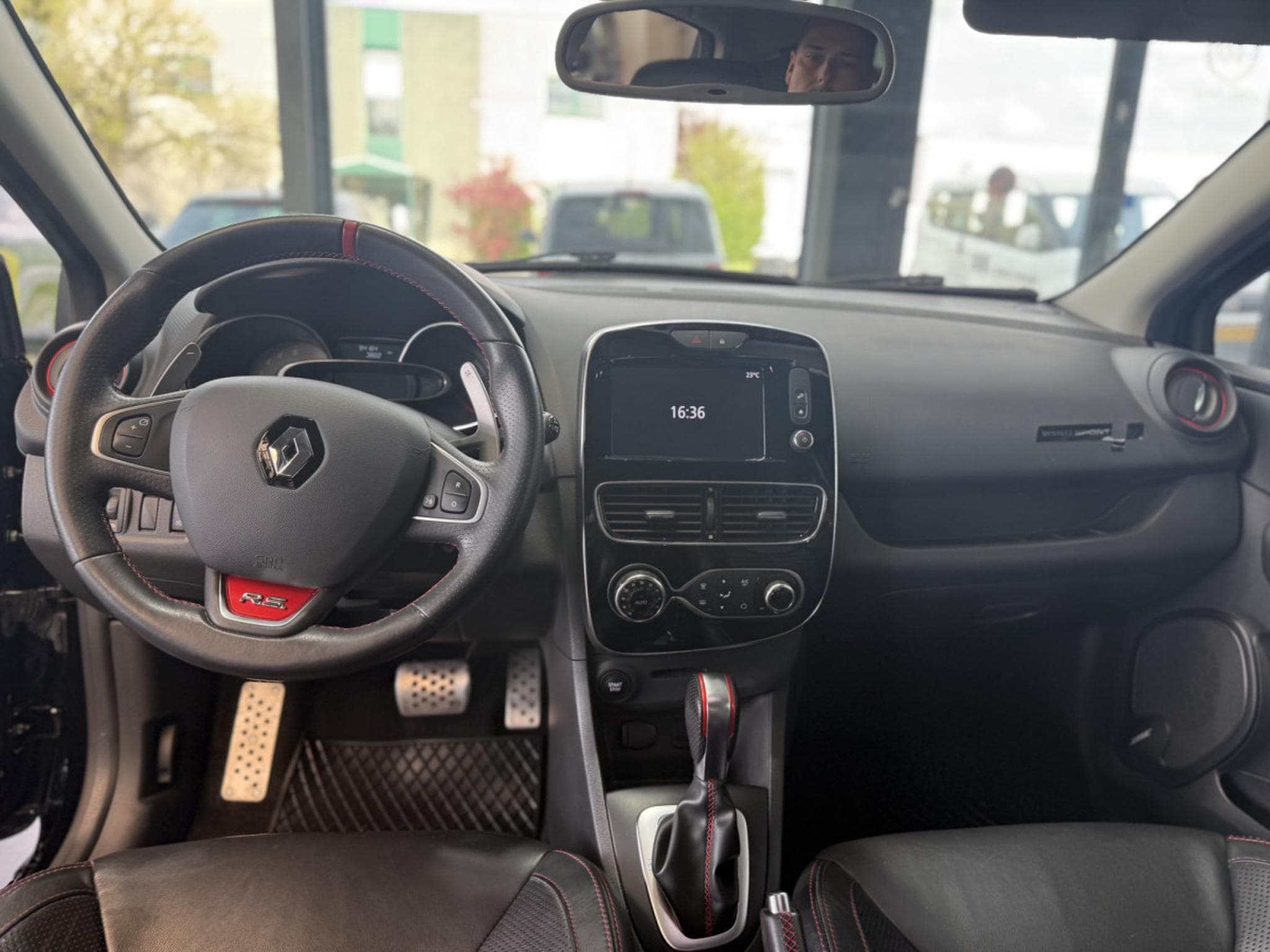 Renault Clio RS TCE 220 EDC TROPHY (2017) - Photo 9