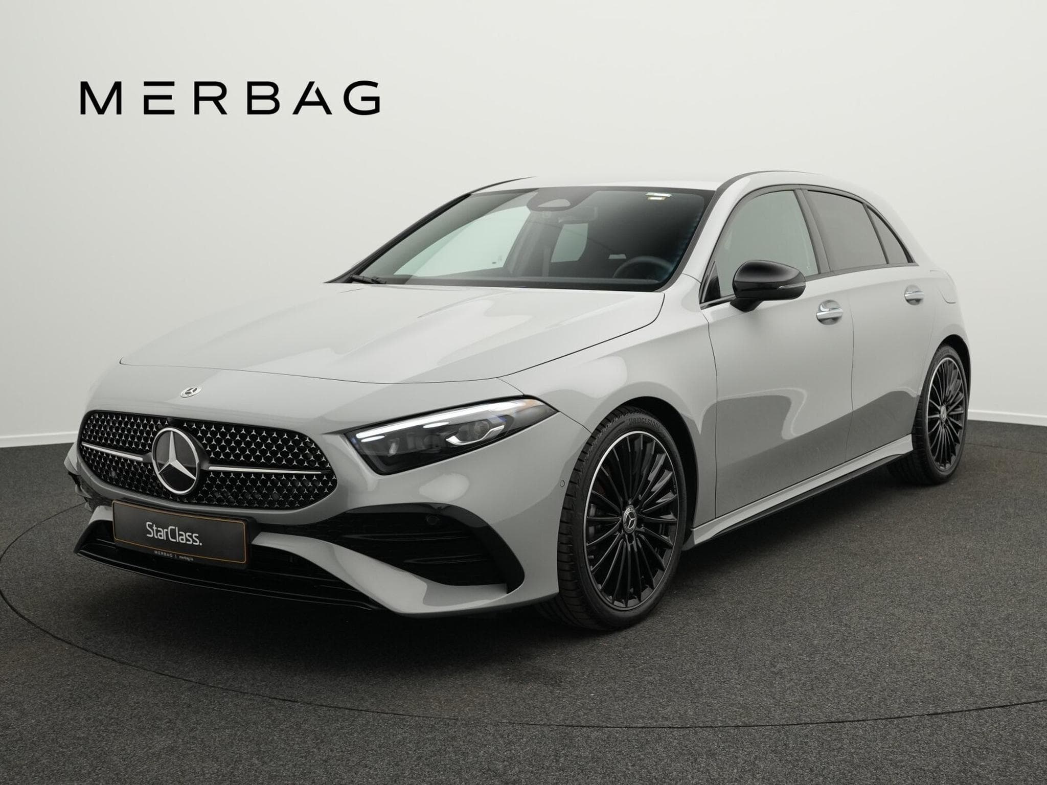 Mercedes A 200 AMG-Line Kamera+Night+19"+Ambi+MBUX (2025) - Foto 1