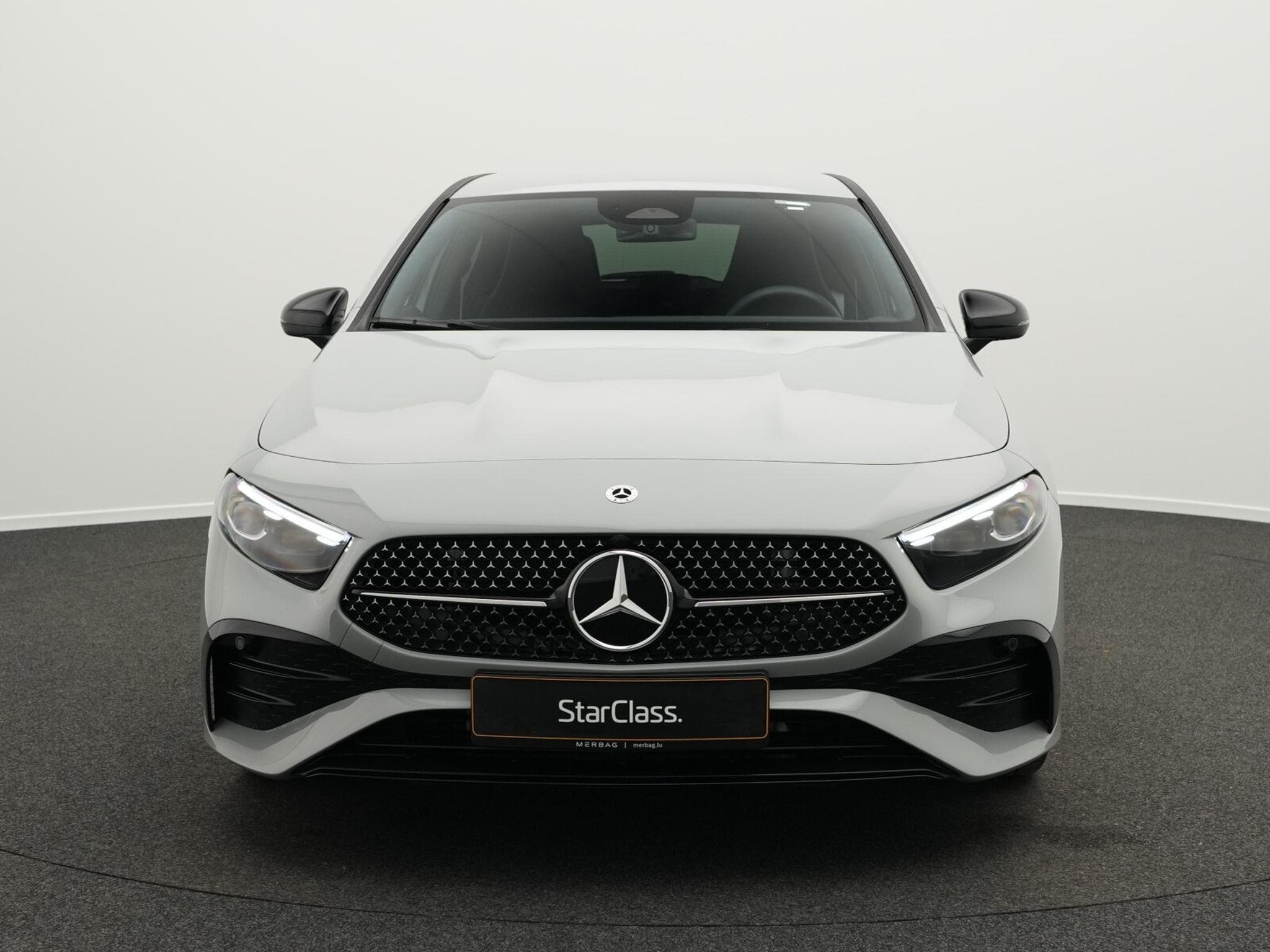 Mercedes A 200 AMG-Line Kamera+Night+19"+Ambi+MBUX (2025) - Foto 2