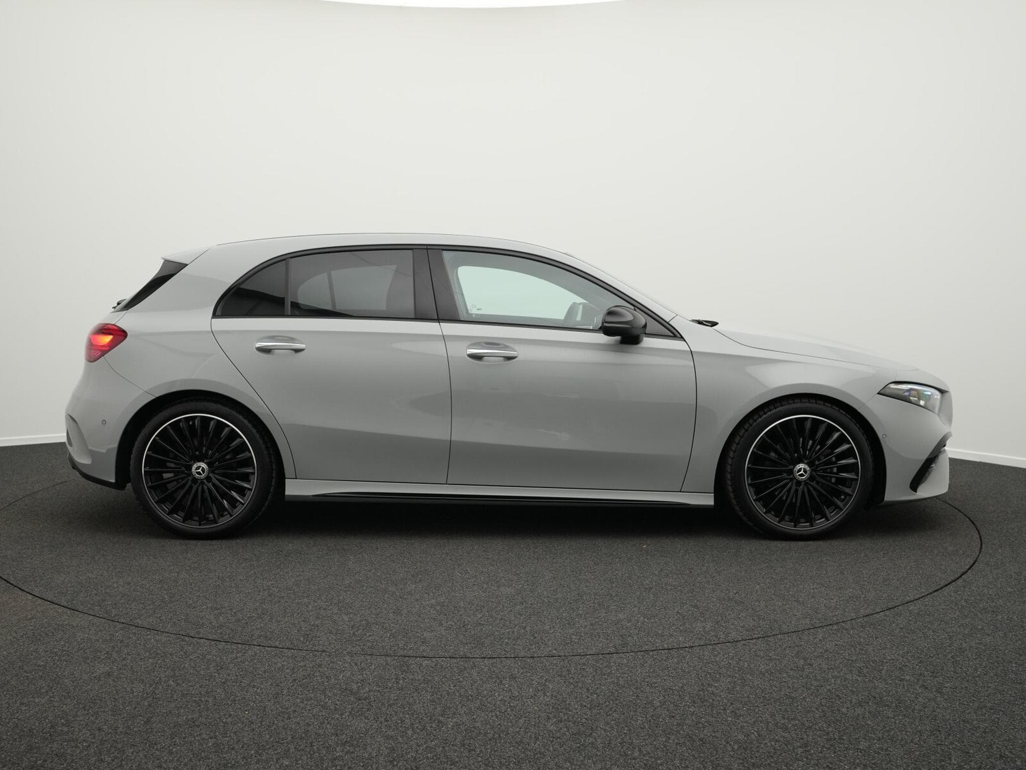 Mercedes A 200 AMG-Line Kamera+Night+19"+Ambi+MBUX (2025) - Foto 5