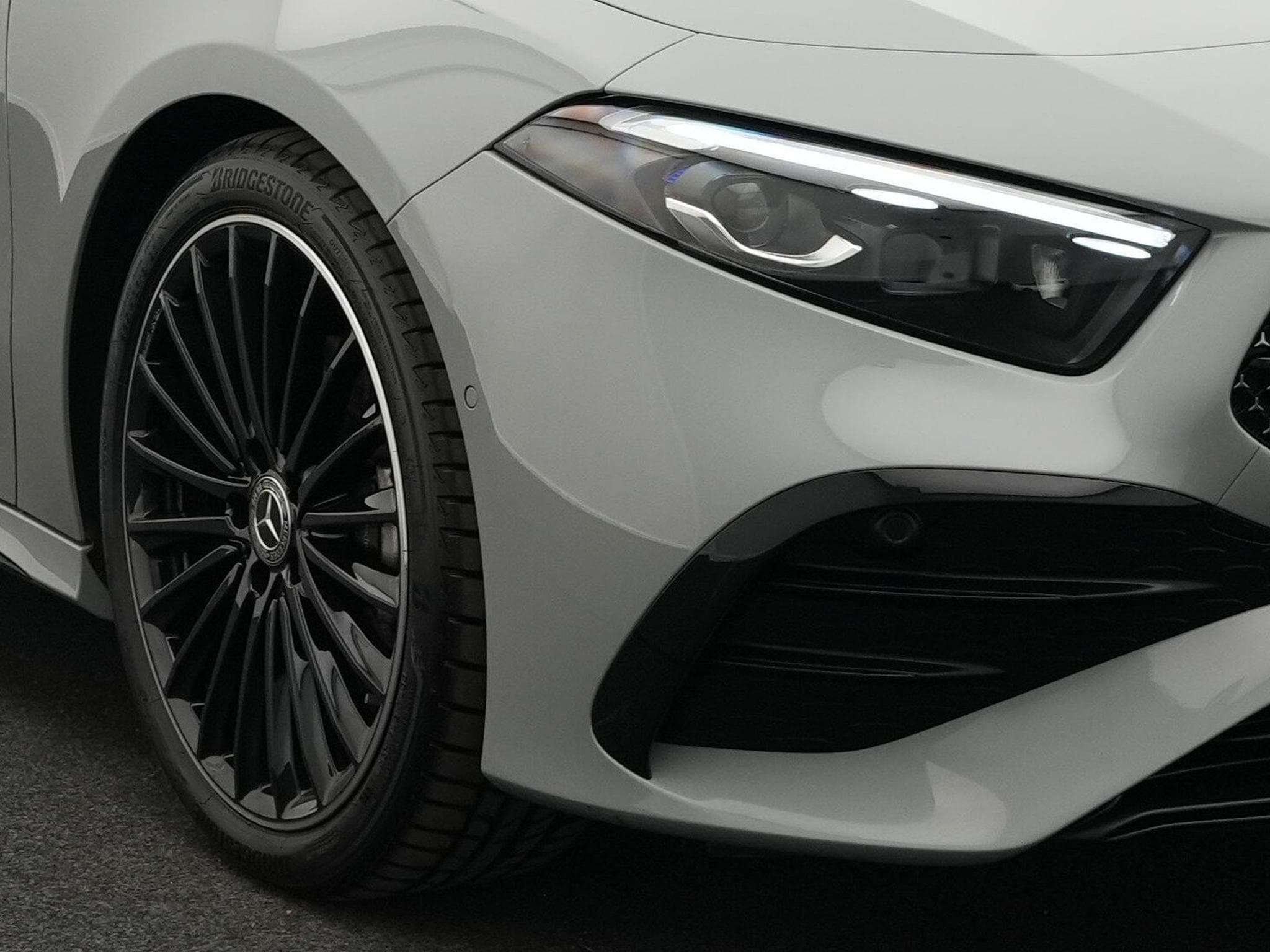 Mercedes A 200 AMG-Line Kamera+Night+19"+Ambi+MBUX (2025) - Foto 7