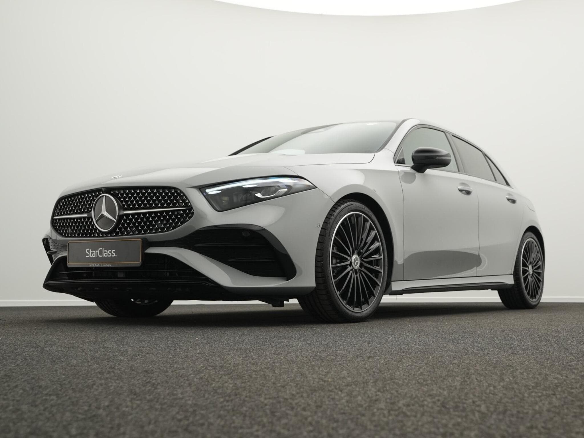 Mercedes A 200 AMG-Line Kamera+Night+19"+Ambi+MBUX (2025) - Foto 8