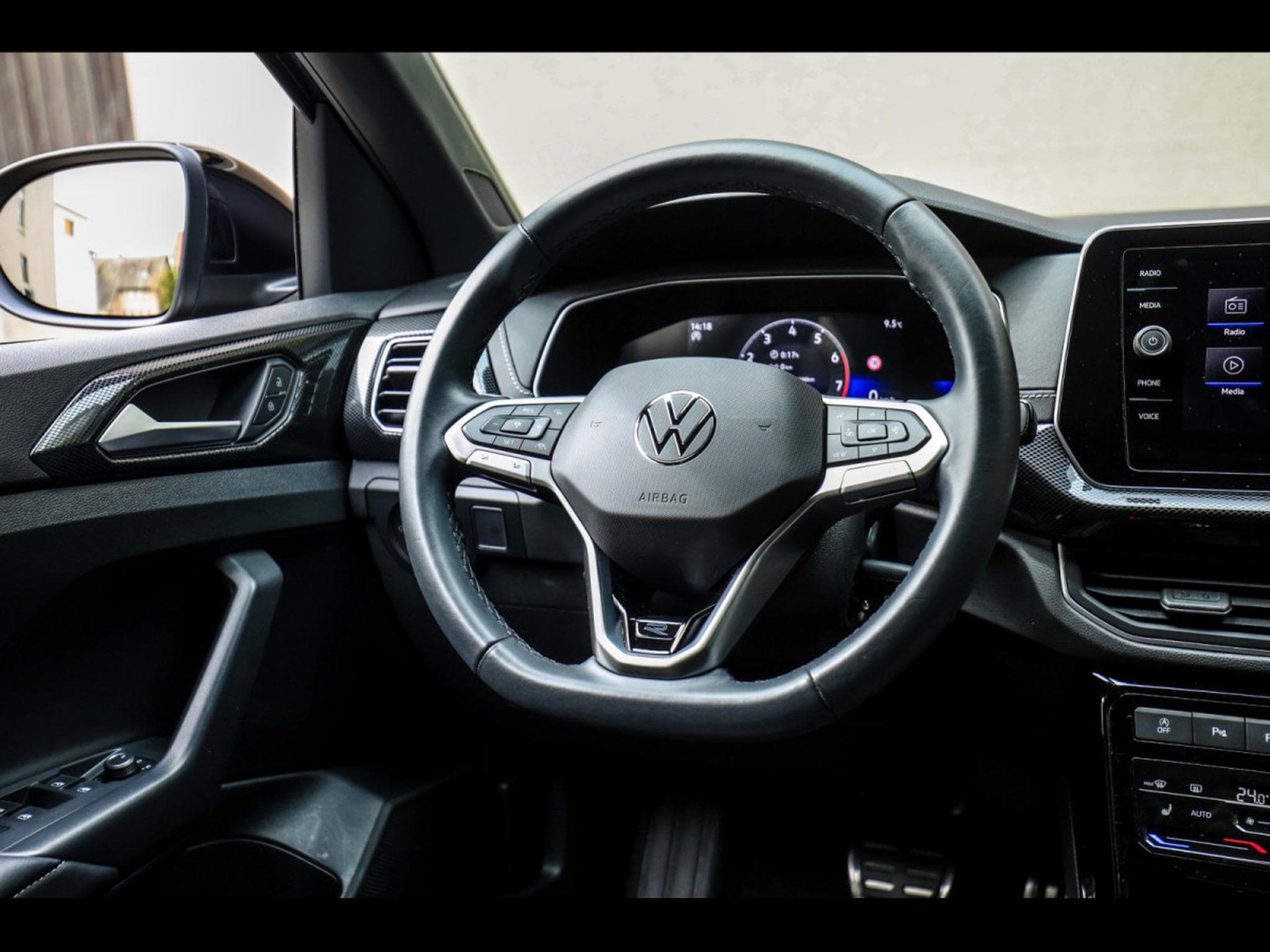 VW T-Cross 1.5 TSI 150 DSG R-LINE (2024) - Photo 16