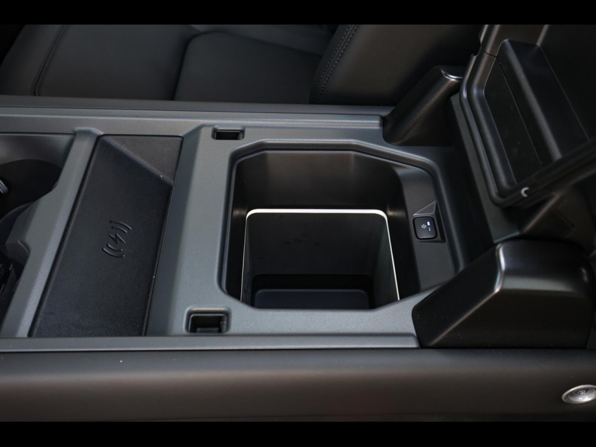 Land-Rover Defender 110 P425 X-DYNAMIC HSE - SANTORINI BLACK (2024) - Photo 17