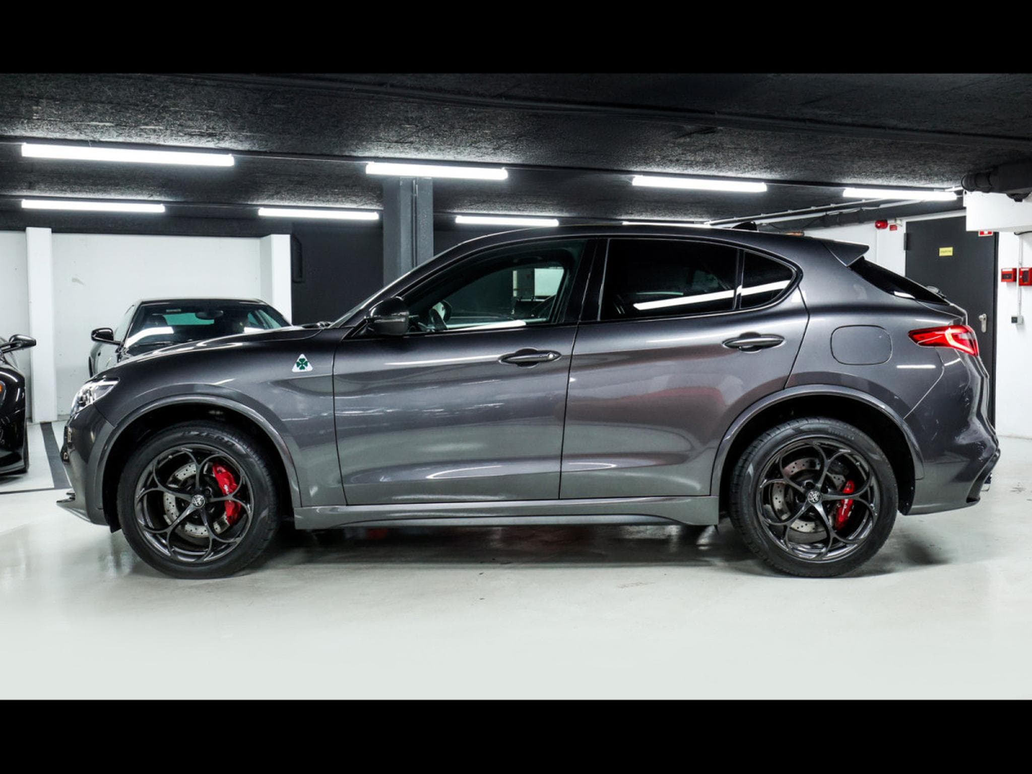 Alfa-Romeo Stelvio QUADRIFOGLIO 2.9T V6 AT8-Q4 (510 CH) - GRIGIO VESUVIO (2020) - Photo 2