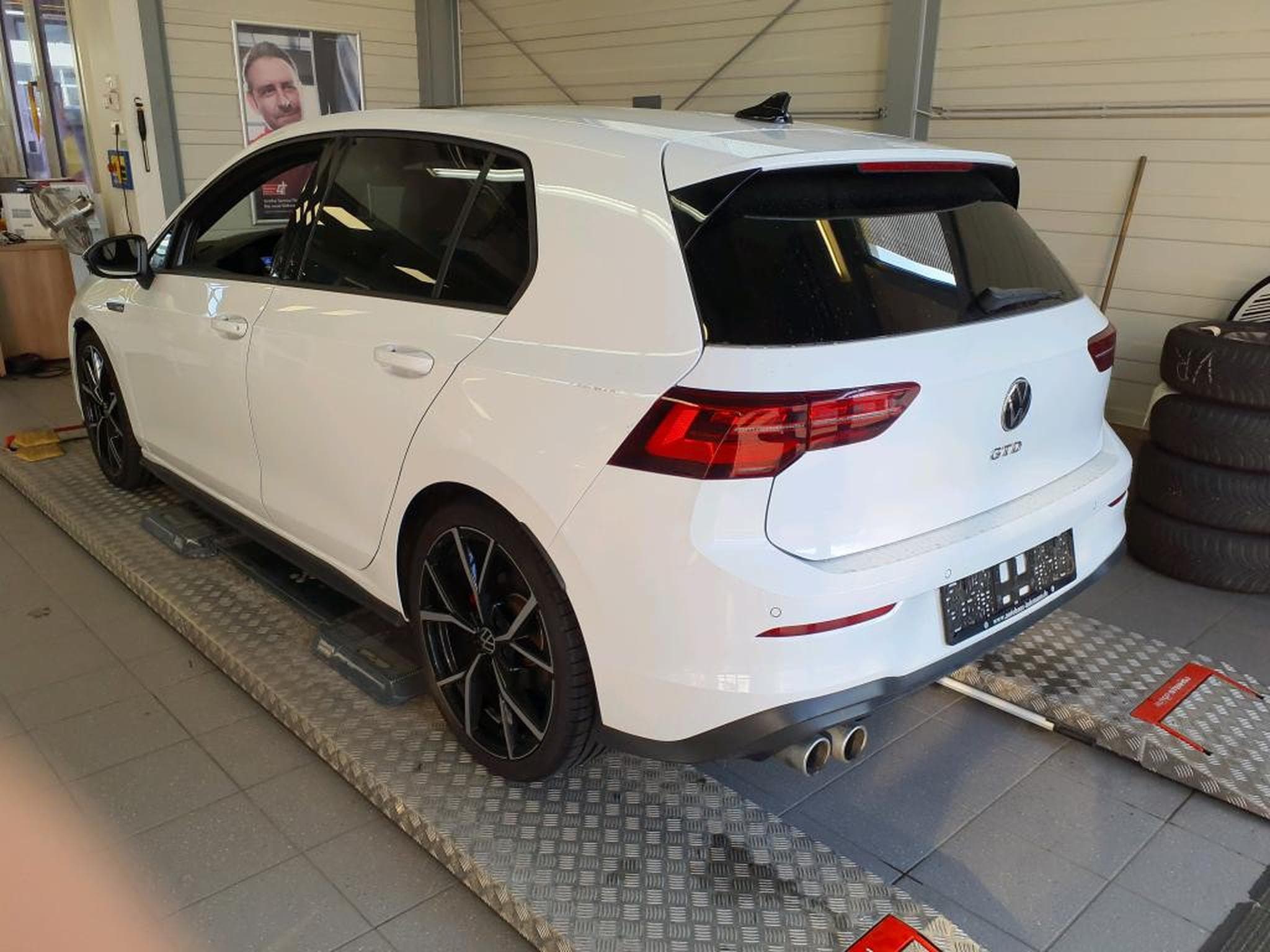 VW Golf GTD 2.0 TDI DSG7 200 CV *PANO* MATRIX * HARMAN * (2023) - Foto 4