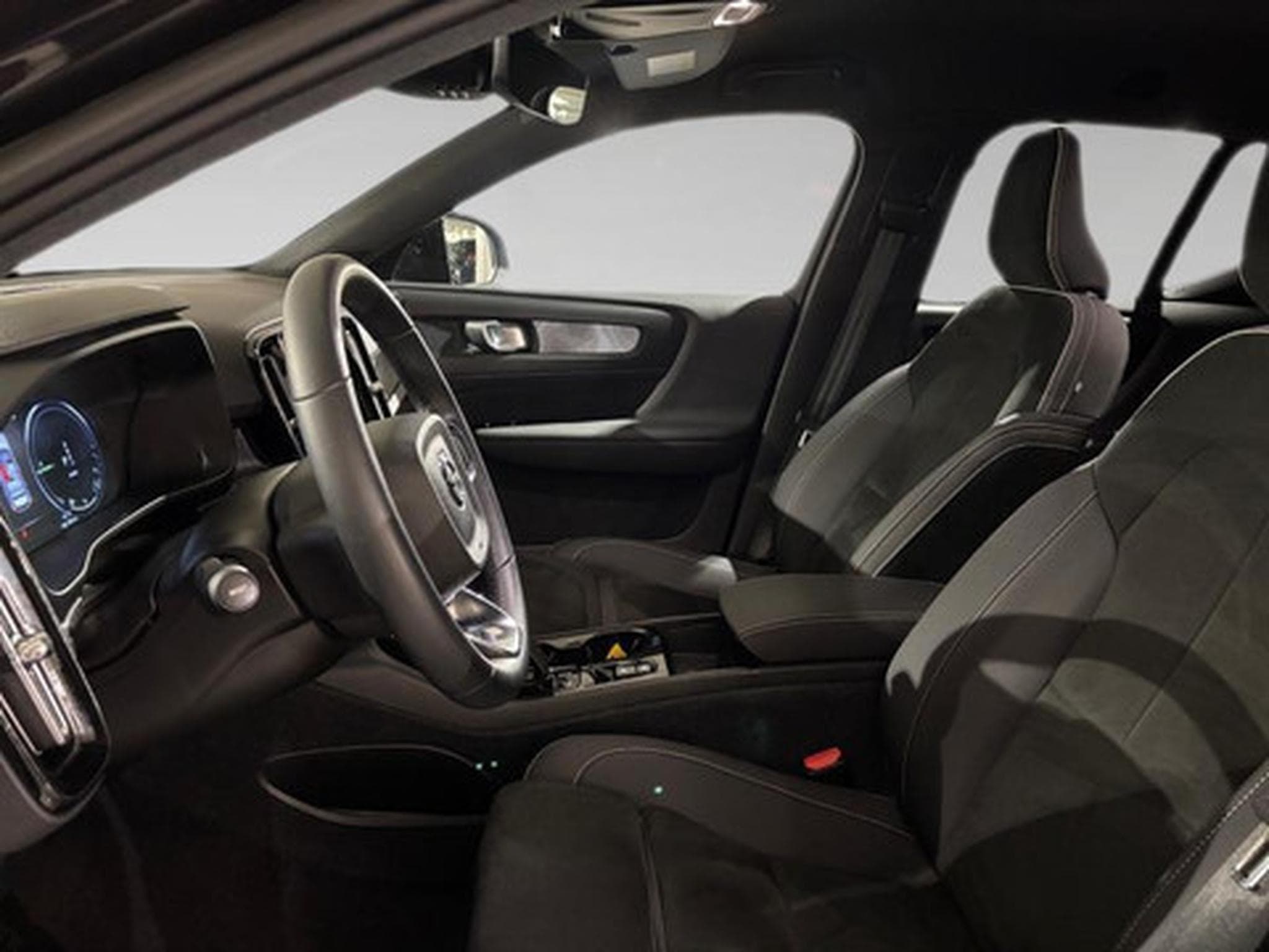 Volvo XC40 1.5 T5 Plus Dark PHEV 262 PS (2026) - Photo 2