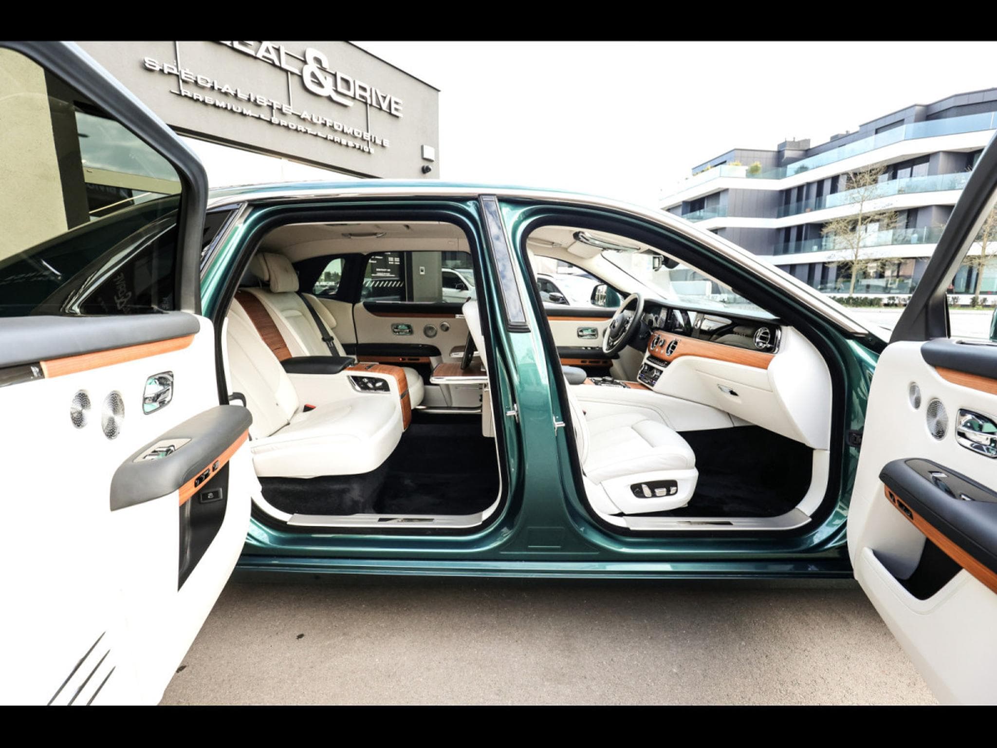 Rolls-Royce Ghost GHOST 6.75 V12 (571 CH) EXTENDED WHEELBASE (EWB) – FULL PPF (2022) - Photo 22