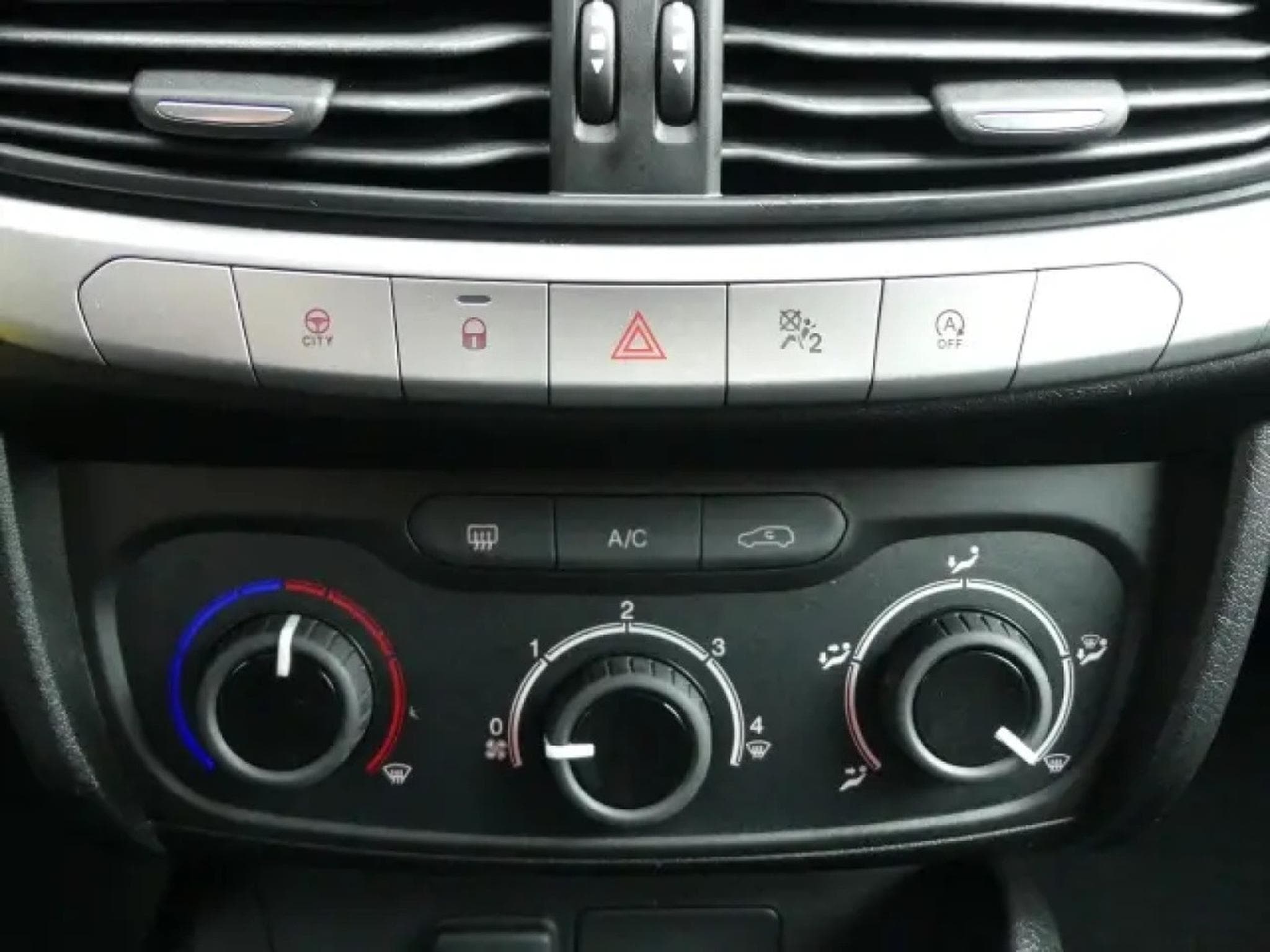 Fiat Tipo STREET 1.4 16V 95PS (2019) - Photo 15