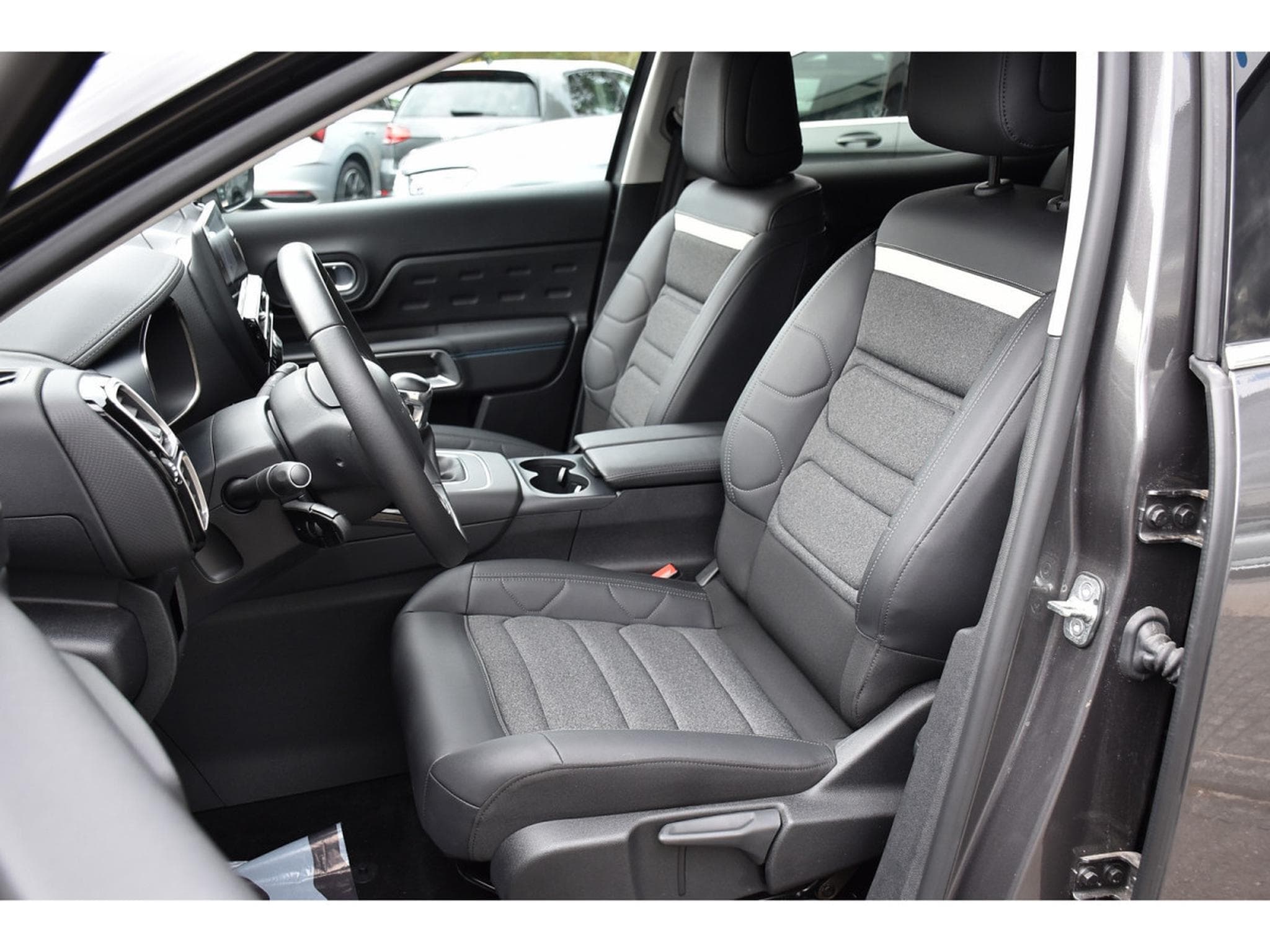 Citroën C5 Aircross 1.2 PureTech 130 Shine CUIR ACC SIDE GPS CAM 1° MAIN (2024) - Photo 6