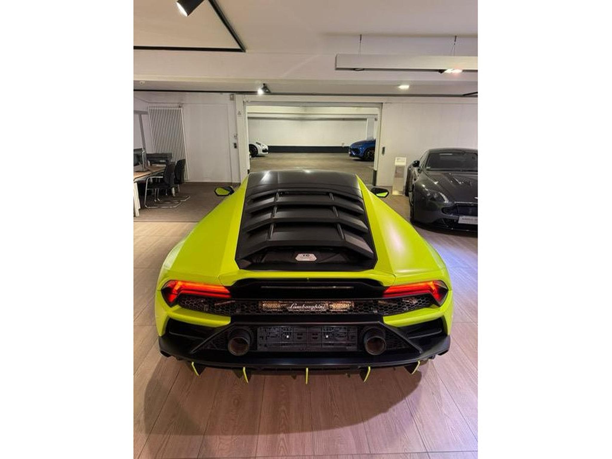 Lamborghini Huracán EVO 640 ch V8 4 RM 4 roues directrices (2021) - Photo 2