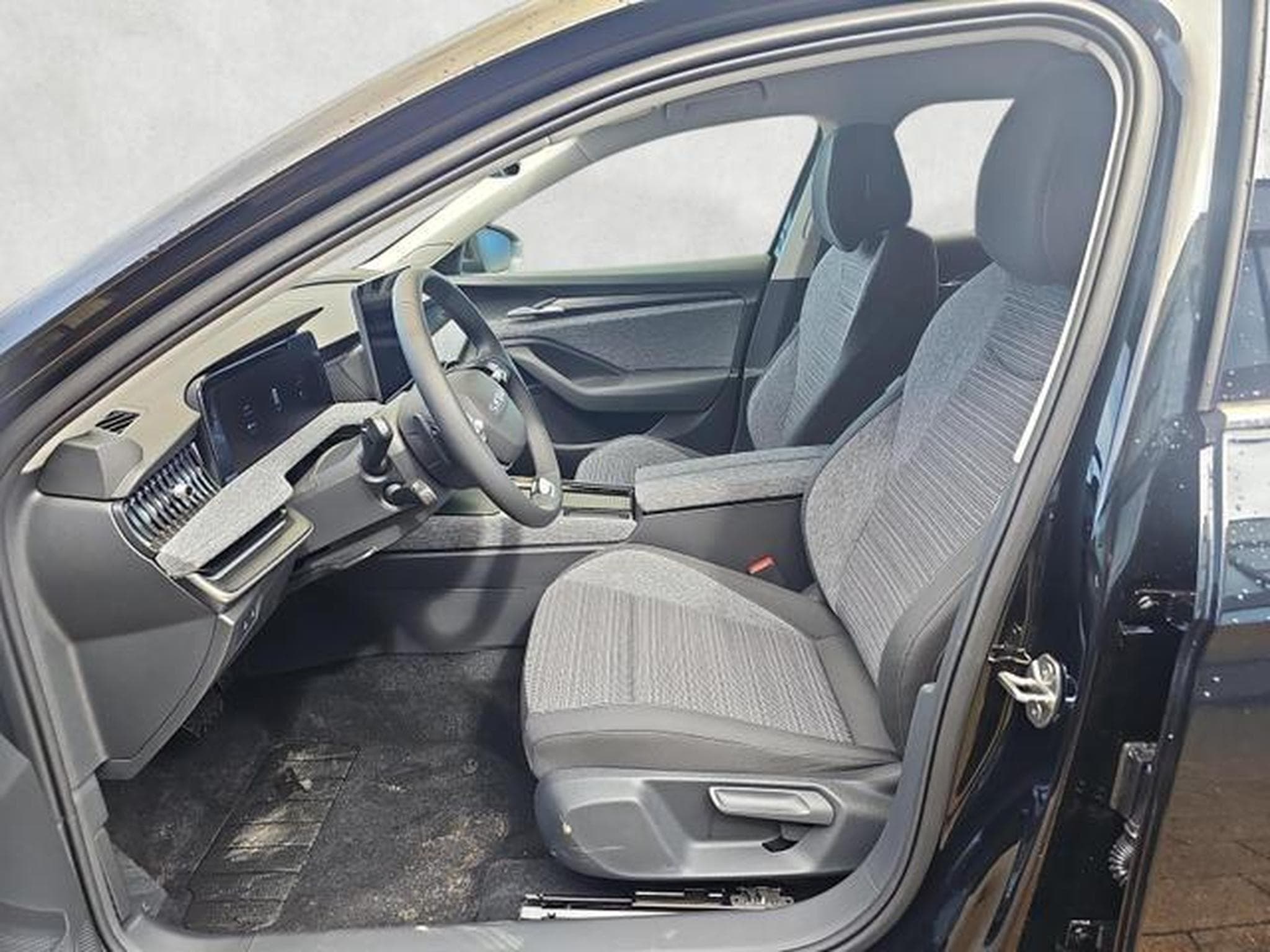 Skoda Superb 2.0 TDI 110 kW Selection (2026) - Photo 9