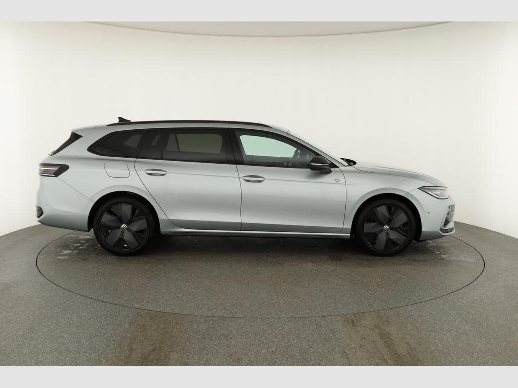 VW Passat Variant 2.0 TDI 142 kW 4Motion R-Line (2026) - Photo 22