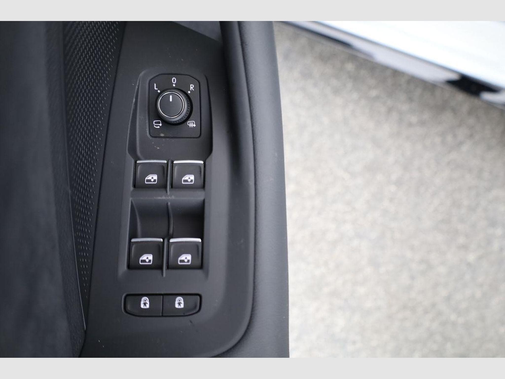 VW Passat Variant 2.0 TDI 142 kW 4Motion R-Line (2026) - Photo 8