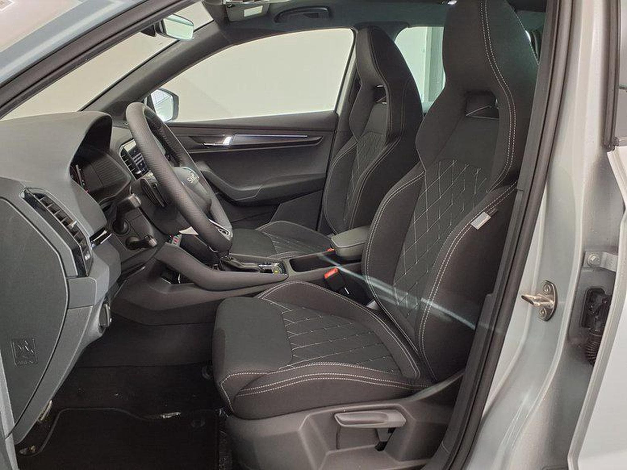 Skoda Karoq Sportline 1.5 TSI 7-Gang-DSG (2025) - Photo 9