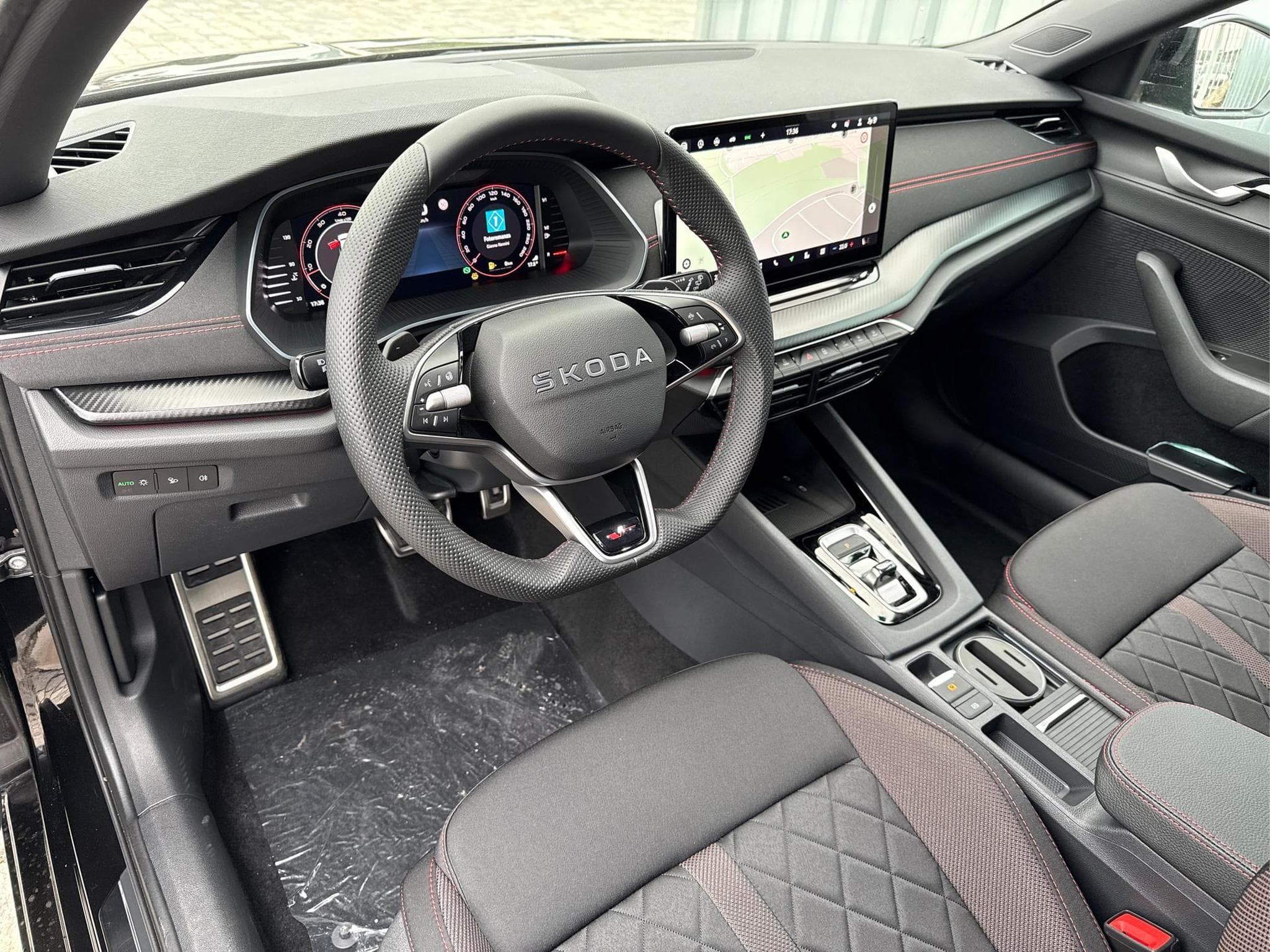 Skoda Octavia RS 2,0 TSI (2026) - Photo 8